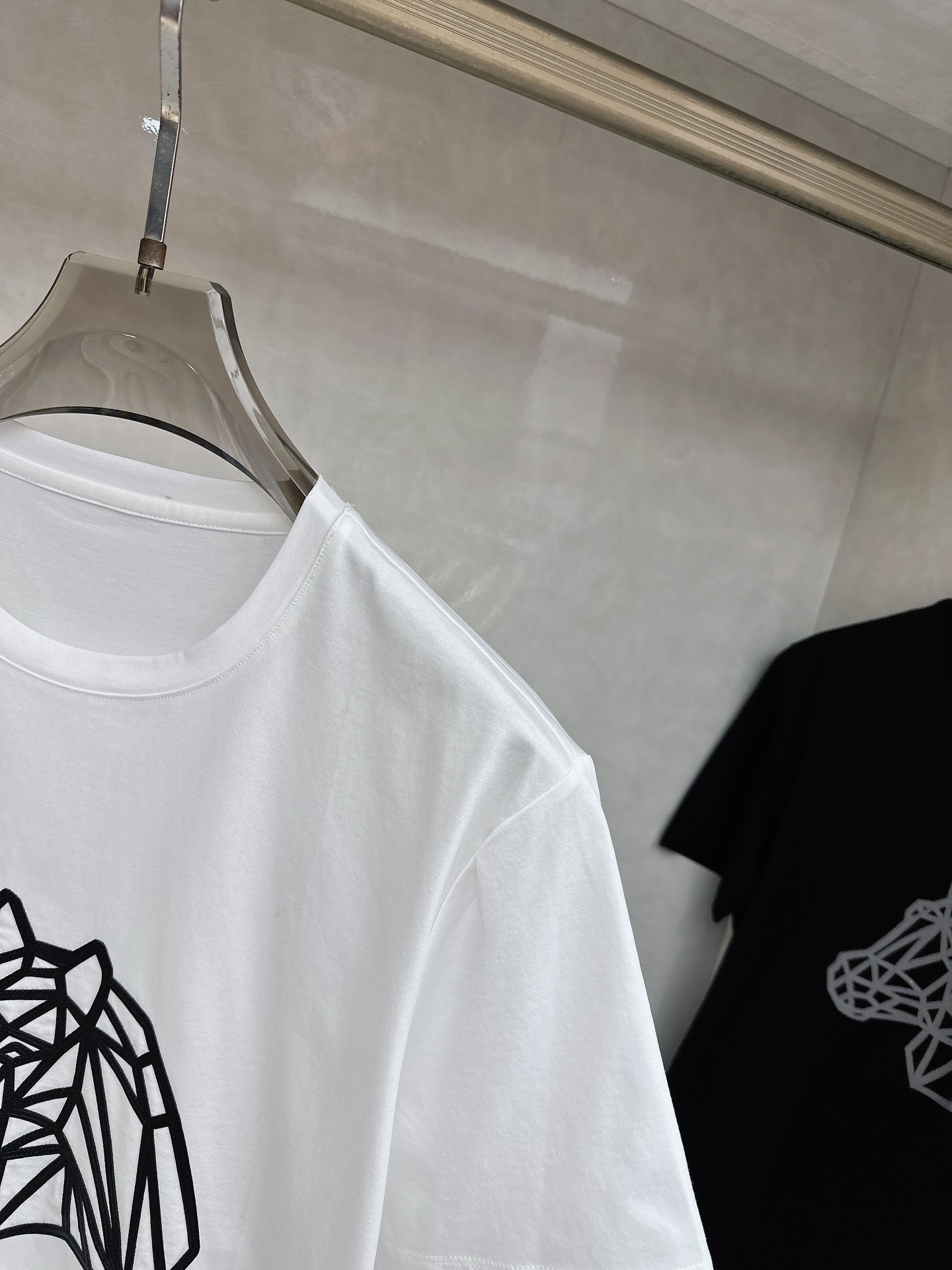 爱马仕 2026春夏 新图型皮绣马刺绣圆领短袖T恤衫 最新马的主题图形设计 以刺绣结合拼皮的细节点缀 上