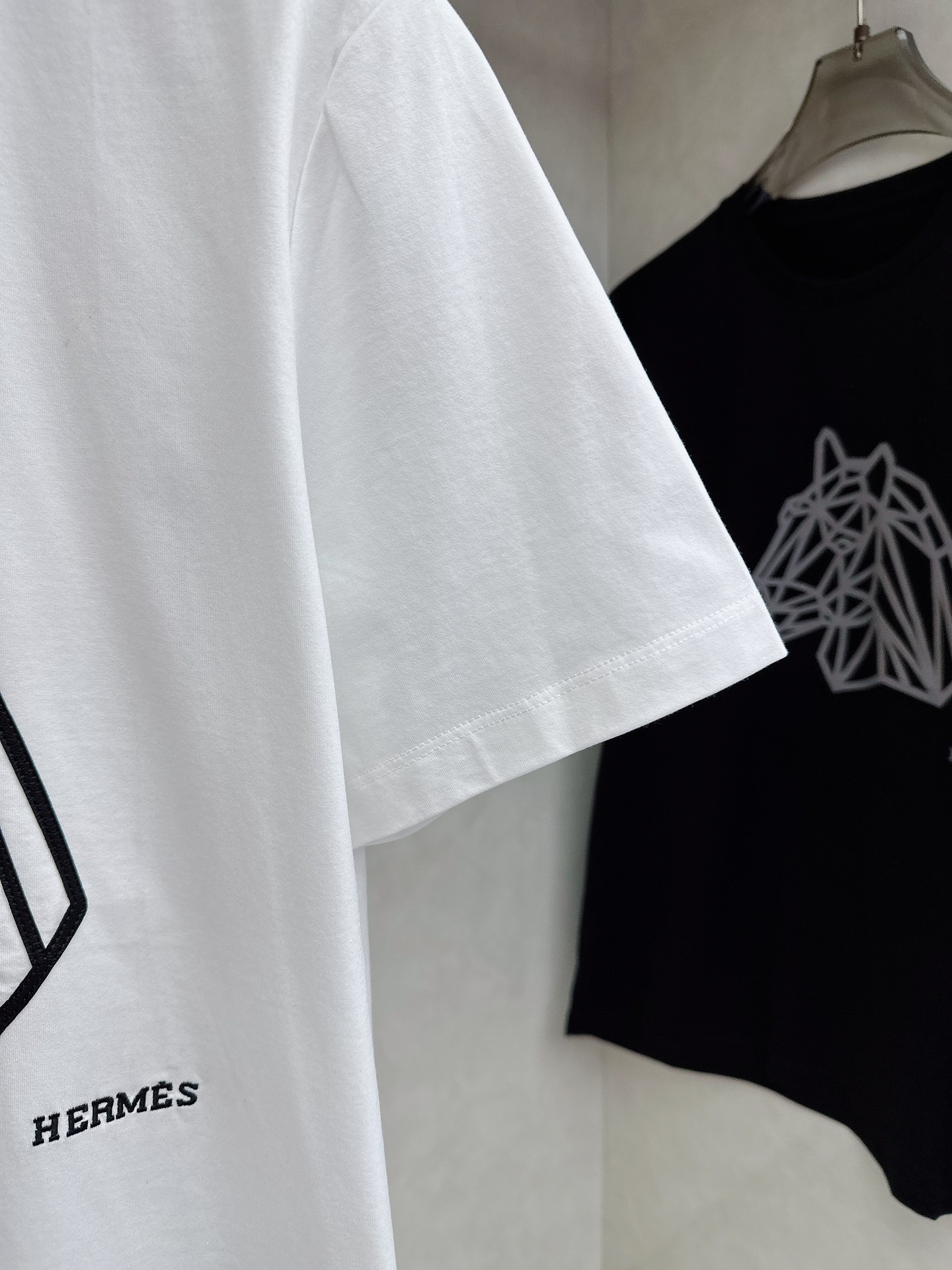 爱马仕 2026春夏 新图型皮绣马刺绣圆领短袖T恤衫 最新马的主题图形设计 以刺绣结合拼皮的细节点缀 上