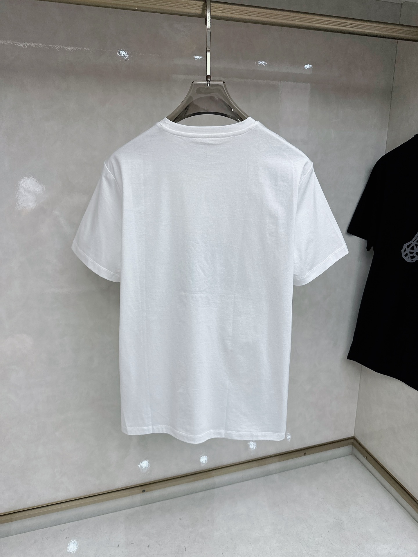 爱马仕 2026春夏 新图型皮绣马刺绣圆领短袖T恤衫 最新马的主题图形设计 以刺绣结合拼皮的细节点缀 上