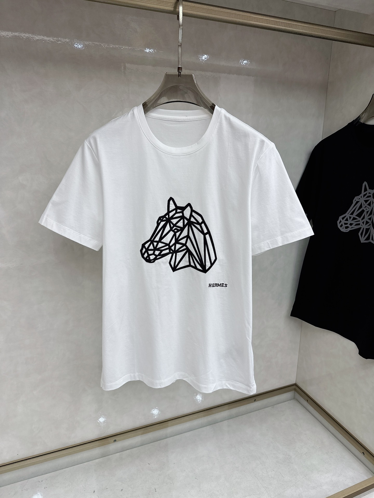 爱马仕 2026春夏 新图型皮绣马刺绣圆领短袖T恤衫 最新马的主题图形设计 以刺绣结合拼皮的细节点缀 上