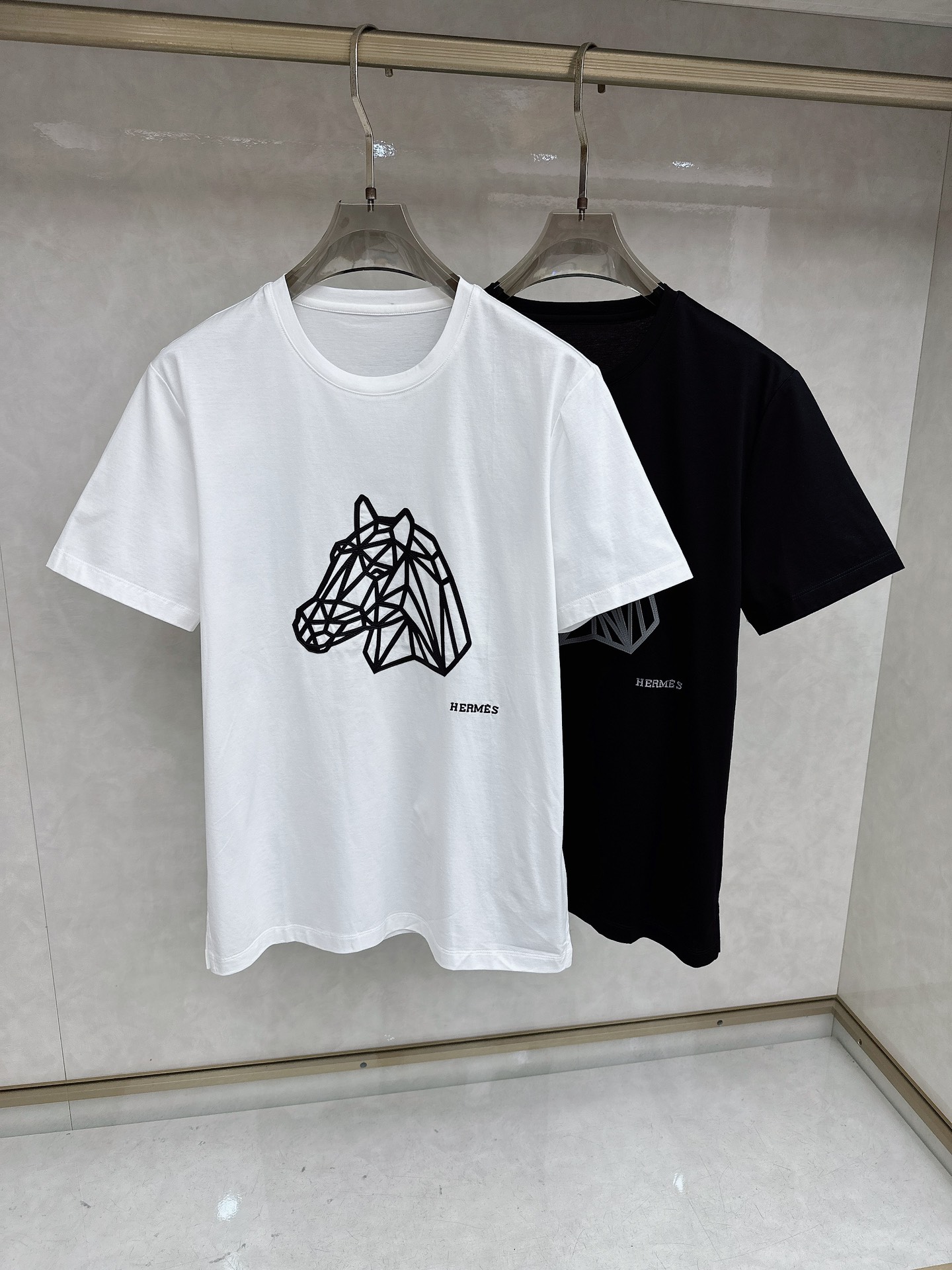 爱马仕 2026春夏 新图型皮绣马刺绣圆领短袖T恤衫 最新马的主题图形设计 以刺绣结合拼皮的细节点缀 上