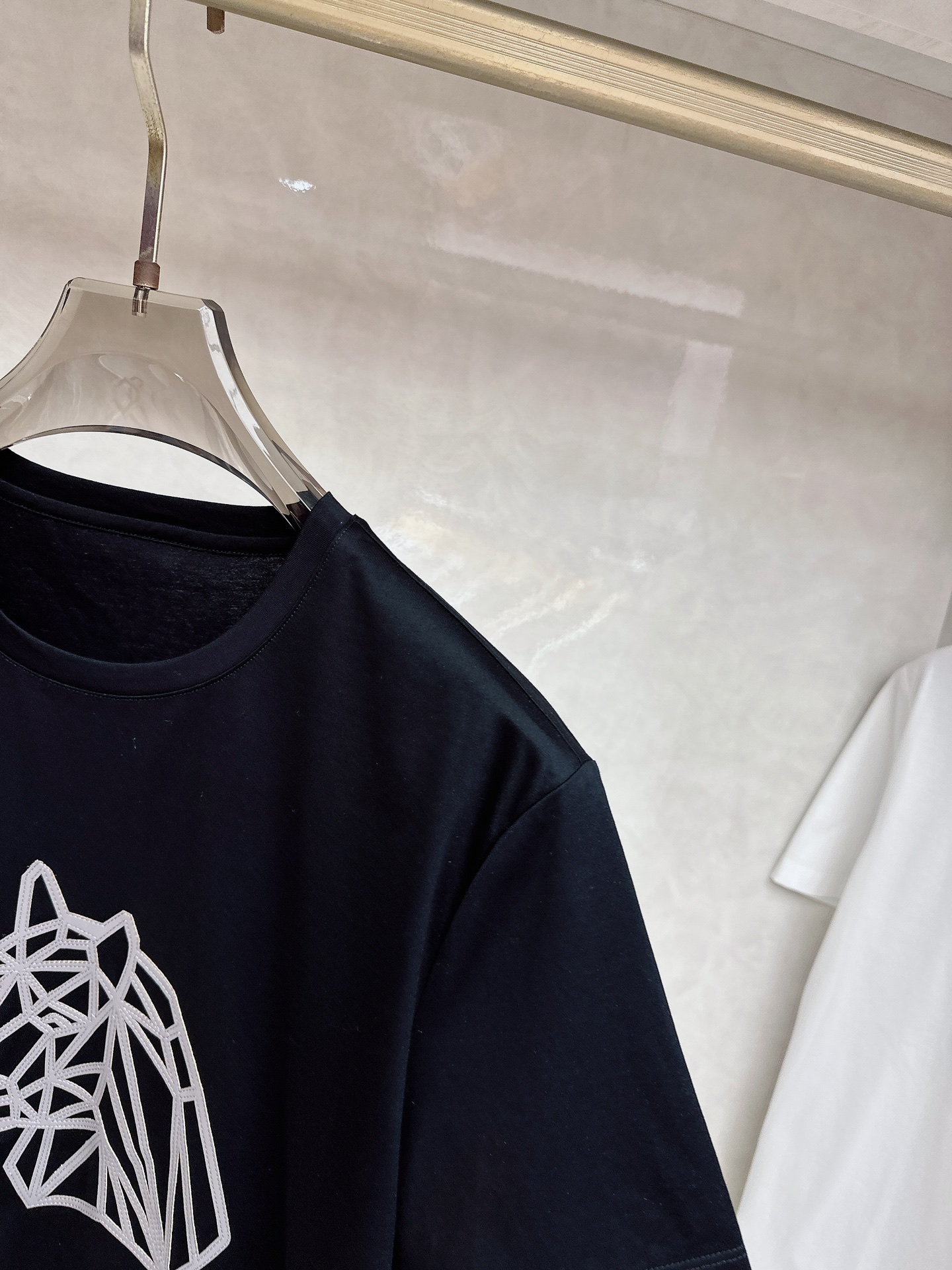 爱马仕 2026春夏 新图型皮绣马刺绣圆领短袖T恤衫 最新马的主题图形设计 以刺绣结合拼皮的细节点缀 上