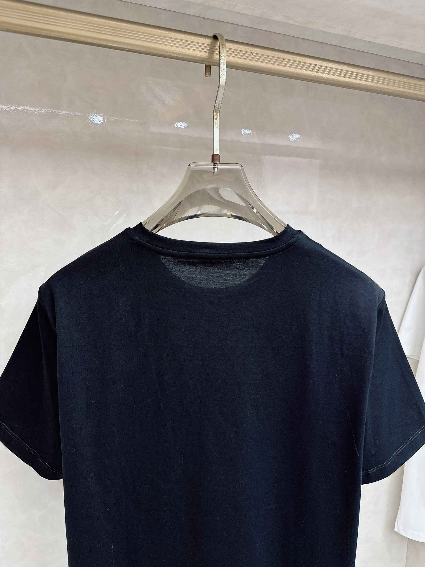 爱马仕 2026春夏 新图型皮绣马刺绣圆领短袖T恤衫 最新马的主题图形设计 以刺绣结合拼皮的细节点缀 上