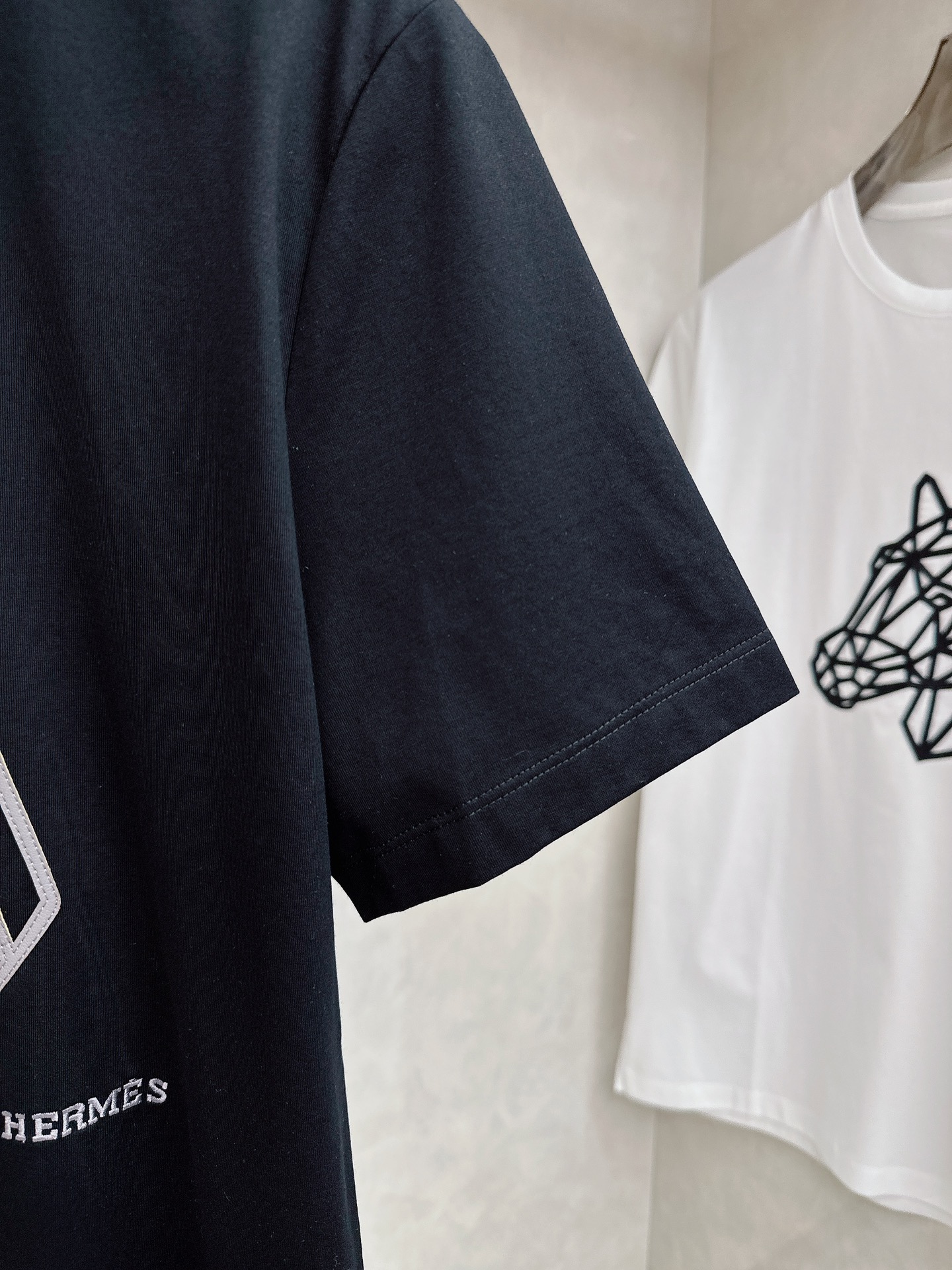 爱马仕 2026春夏 新图型皮绣马刺绣圆领短袖T恤衫 最新马的主题图形设计 以刺绣结合拼皮的细节点缀 上