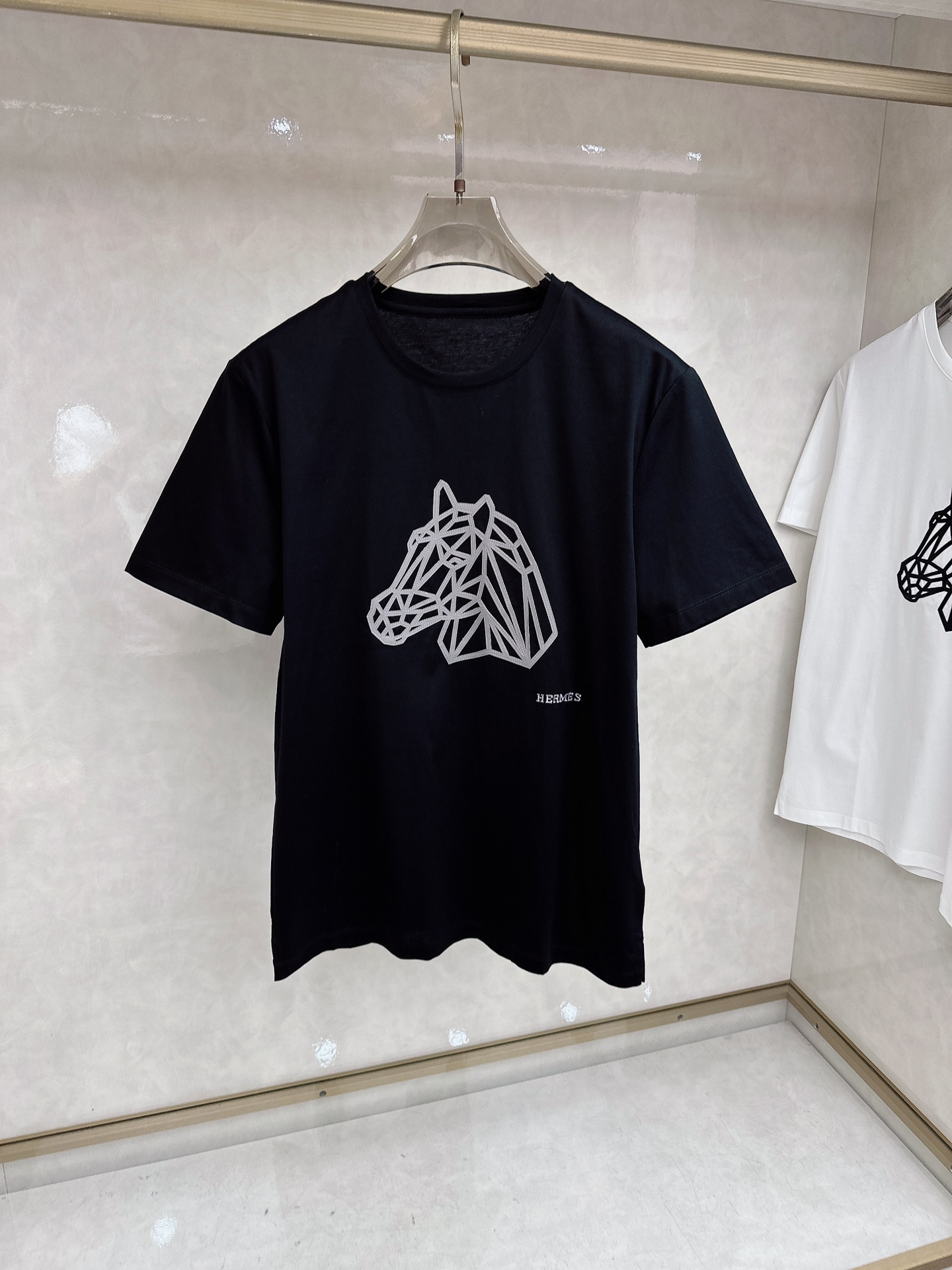 爱马仕 2026春夏 新图型皮绣马刺绣圆领短袖T恤衫 最新马的主题图形设计 以刺绣结合拼皮的细节点缀 上