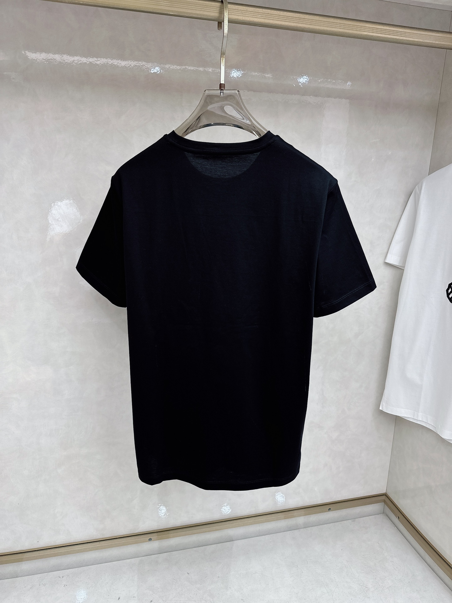 爱马仕 2026春夏 新图型皮绣马刺绣圆领短袖T恤衫 最新马的主题图形设计 以刺绣结合拼皮的细节点缀 上