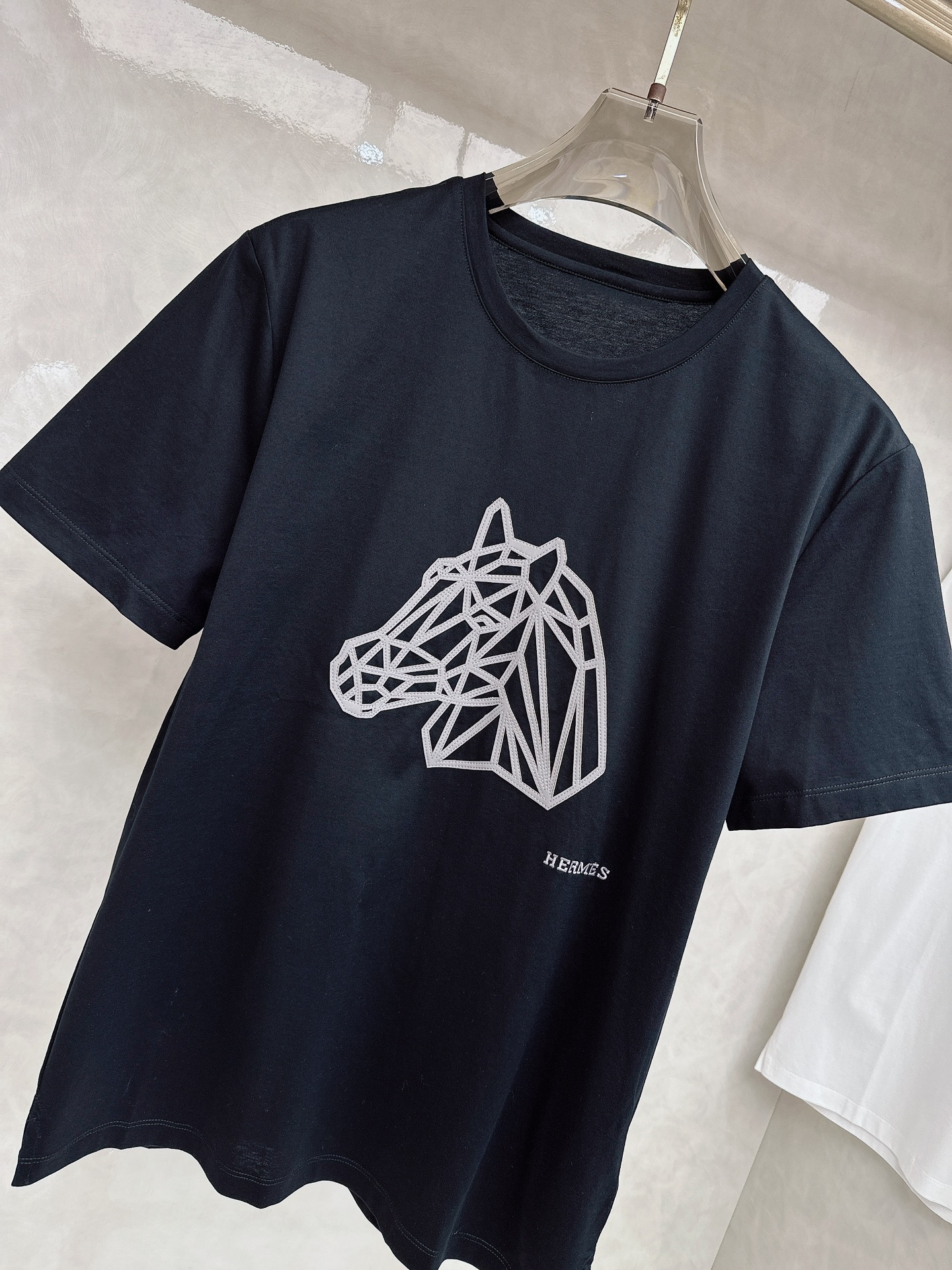 爱马仕 2026春夏 新图型皮绣马刺绣圆领短袖T恤衫 最新马的主题图形设计 以刺绣结合拼皮的细节点缀 上