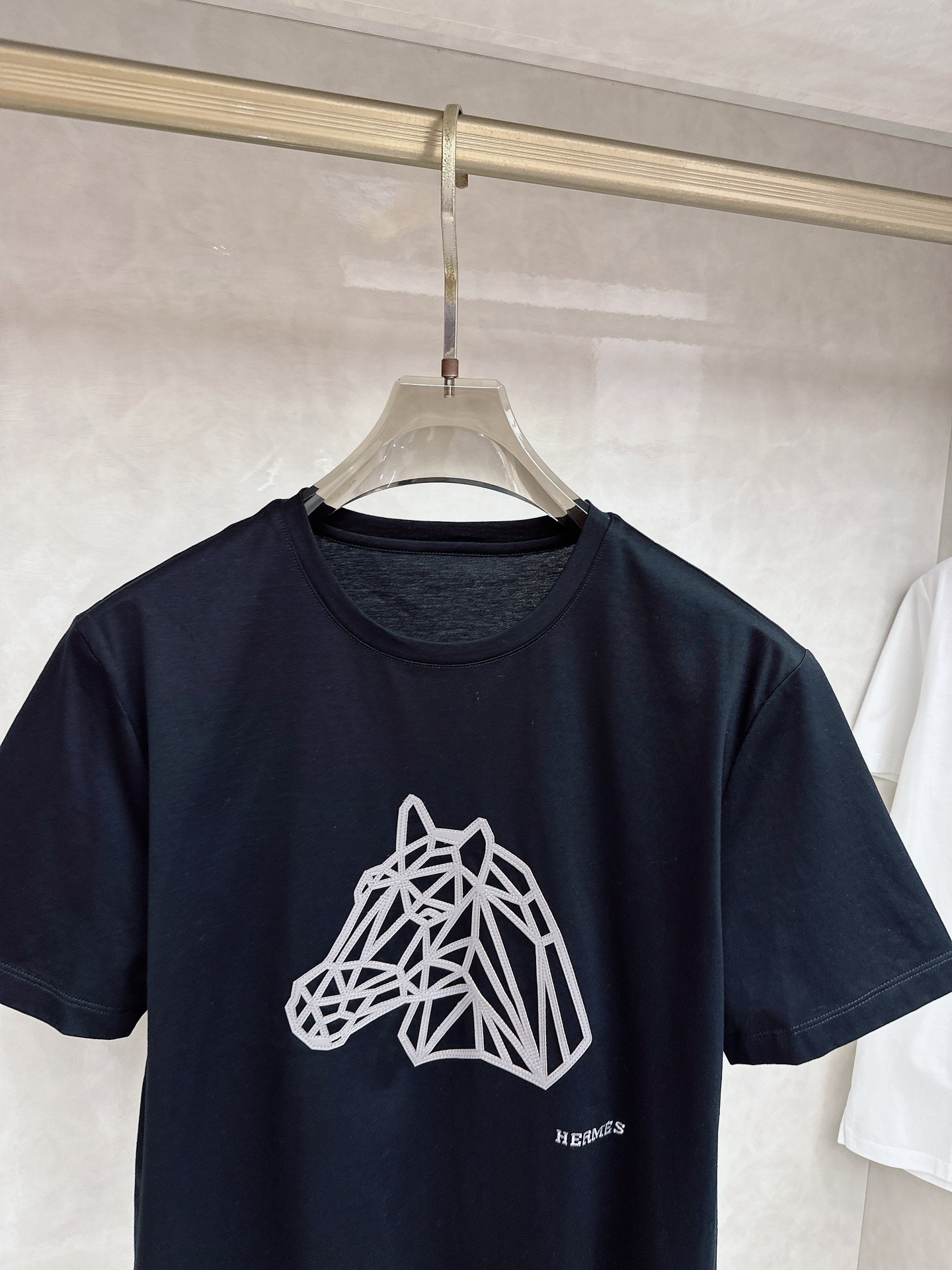 爱马仕 2026春夏 新图型皮绣马刺绣圆领短袖T恤衫 最新马的主题图形设计 以刺绣结合拼皮的细节点缀 上