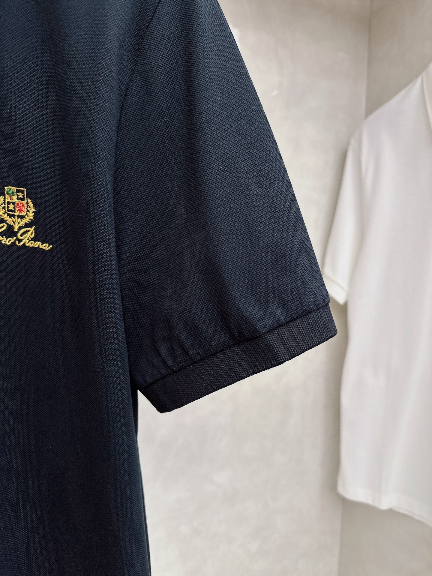 Lo*ro Pi*na诺 u翩雅 喜欢老钱风的强烈推荐 商务休闲 三粒扣翻领短袖POLO衫 打破纽扣式常