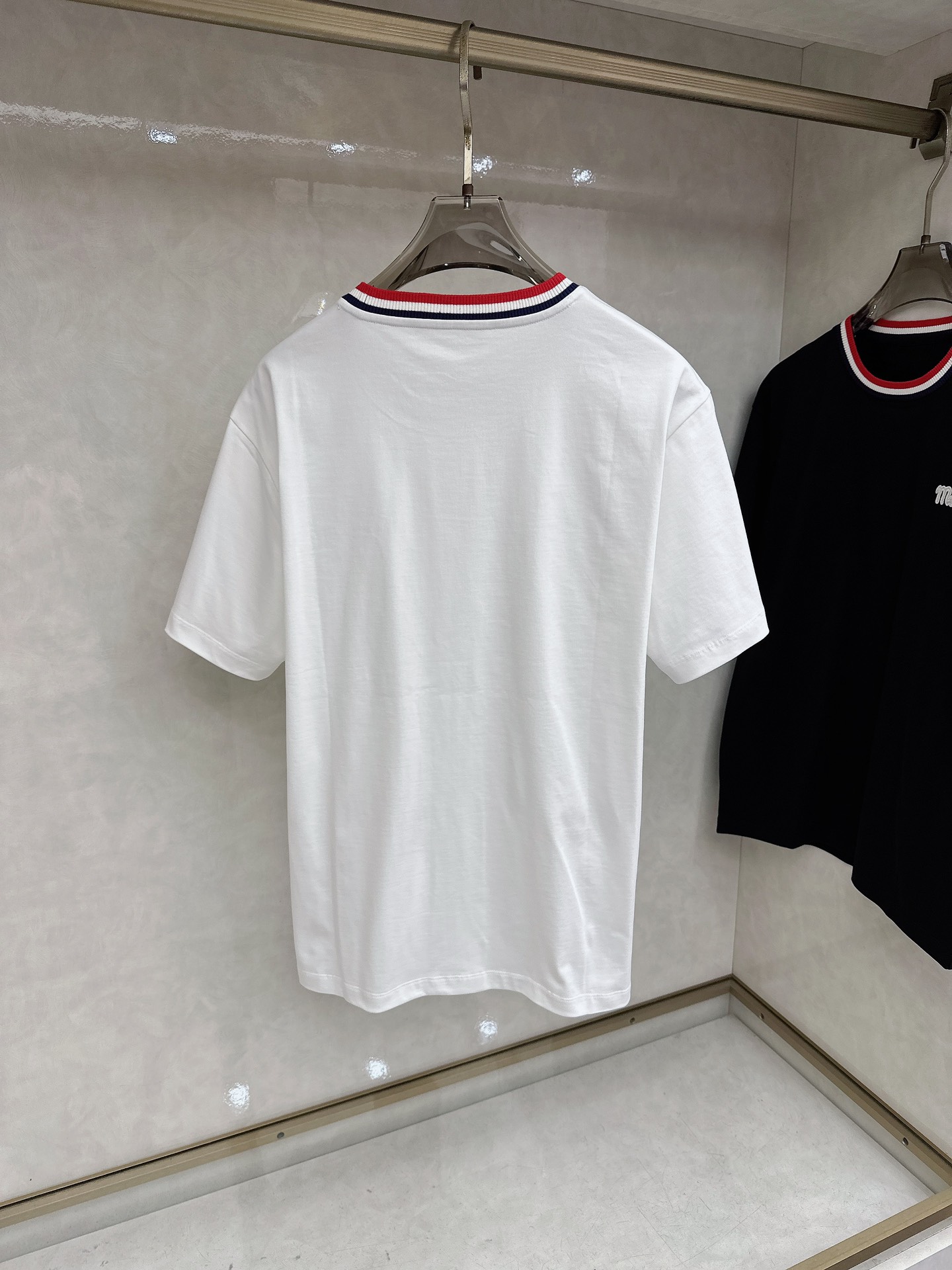 蒙口 2026春夏新款 圆领短袖 领部的采用针织红白蓝设计 很有亮点 上身时尚而有细节 胸口与肩部铭牌刺