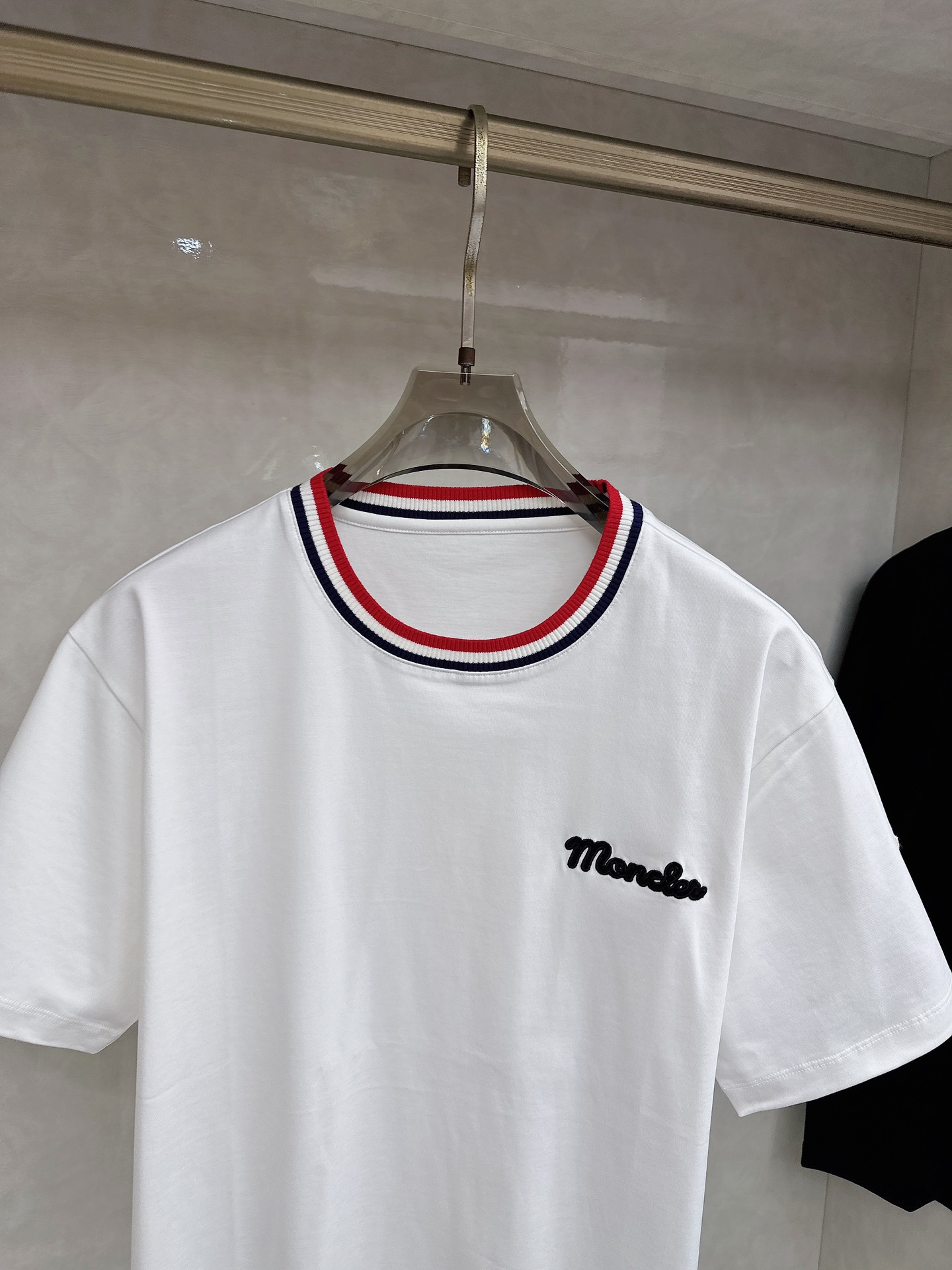 蒙口 2026春夏新款 圆领短袖 领部的采用针织红白蓝设计 很有亮点 上身时尚而有细节 胸口与肩部铭牌刺