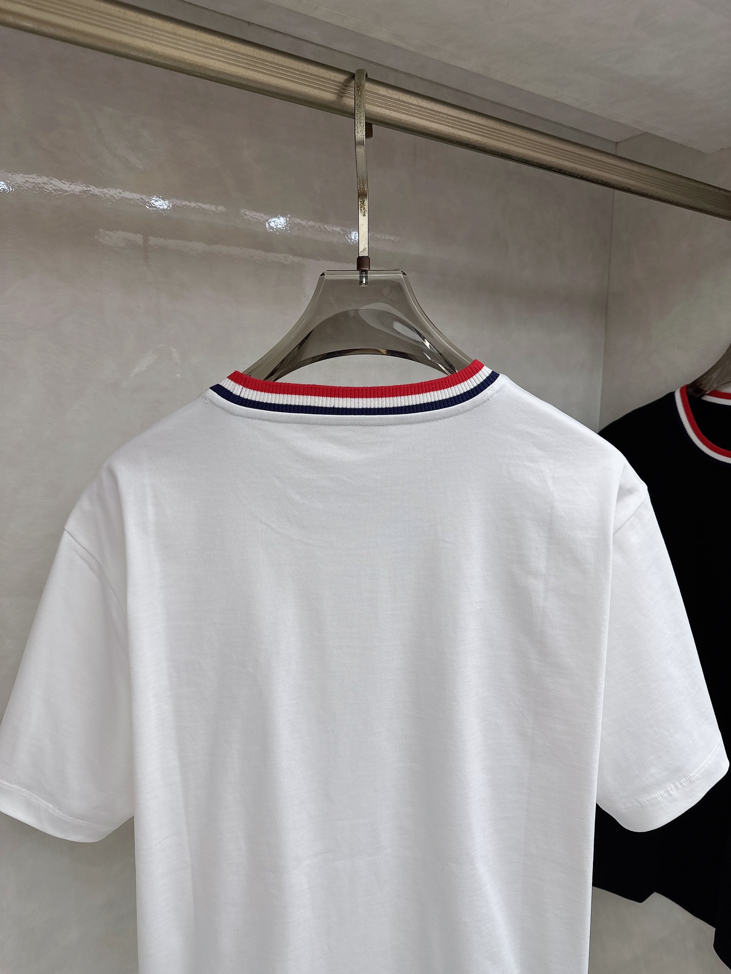 蒙口 2026春夏新款 圆领短袖 领部的采用针织红白蓝设计 很有亮点 上身时尚而有细节 胸口与肩部铭牌刺