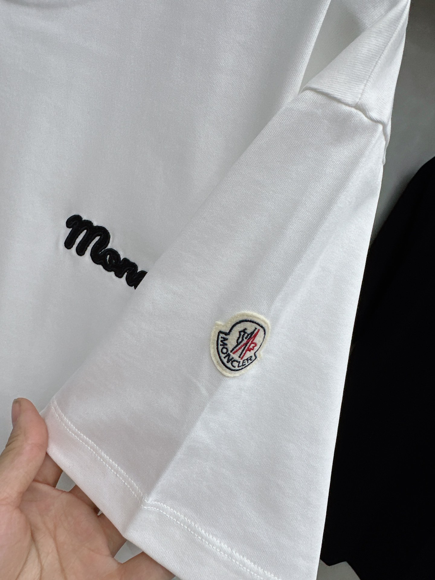 蒙口 2026春夏新款 圆领短袖 领部的采用针织红白蓝设计 很有亮点 上身时尚而有细节 胸口与肩部铭牌刺