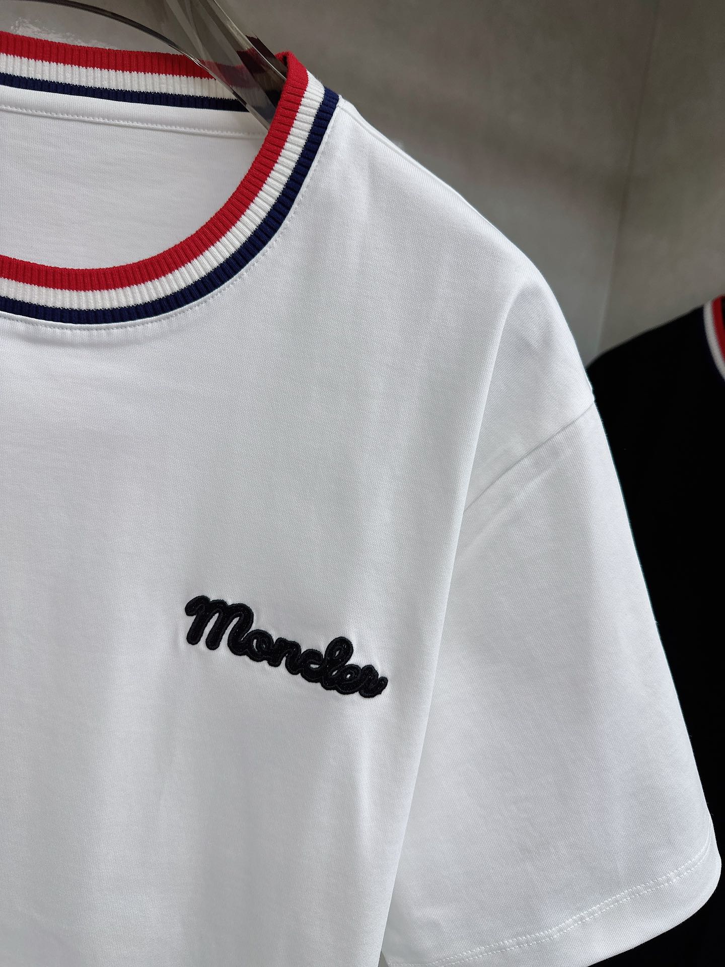 蒙口 2026春夏新款 圆领短袖 领部的采用针织红白蓝设计 很有亮点 上身时尚而有细节 胸口与肩部铭牌刺