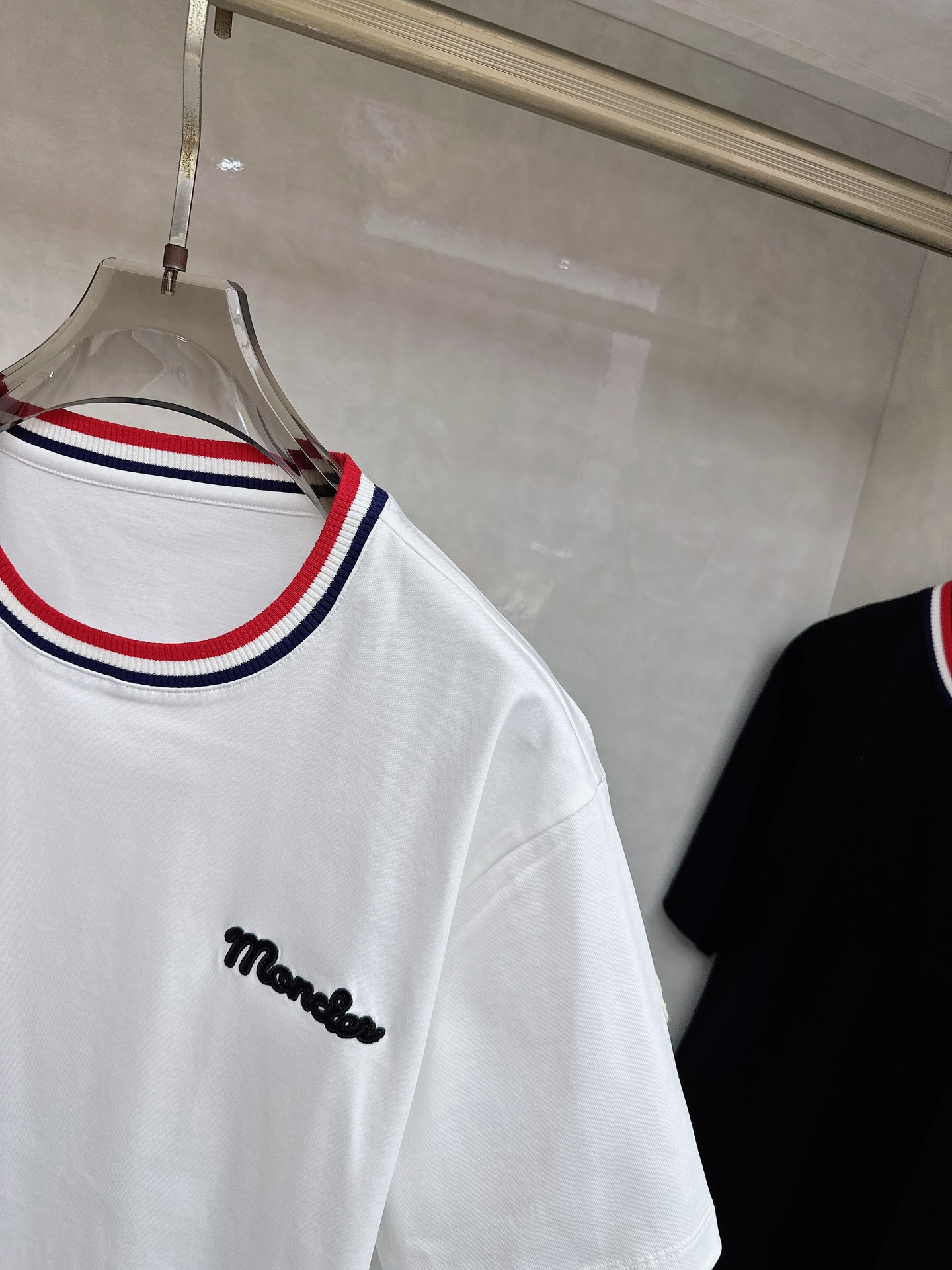 蒙口 2026春夏新款 圆领短袖 领部的采用针织红白蓝设计 很有亮点 上身时尚而有细节 胸口与肩部铭牌刺