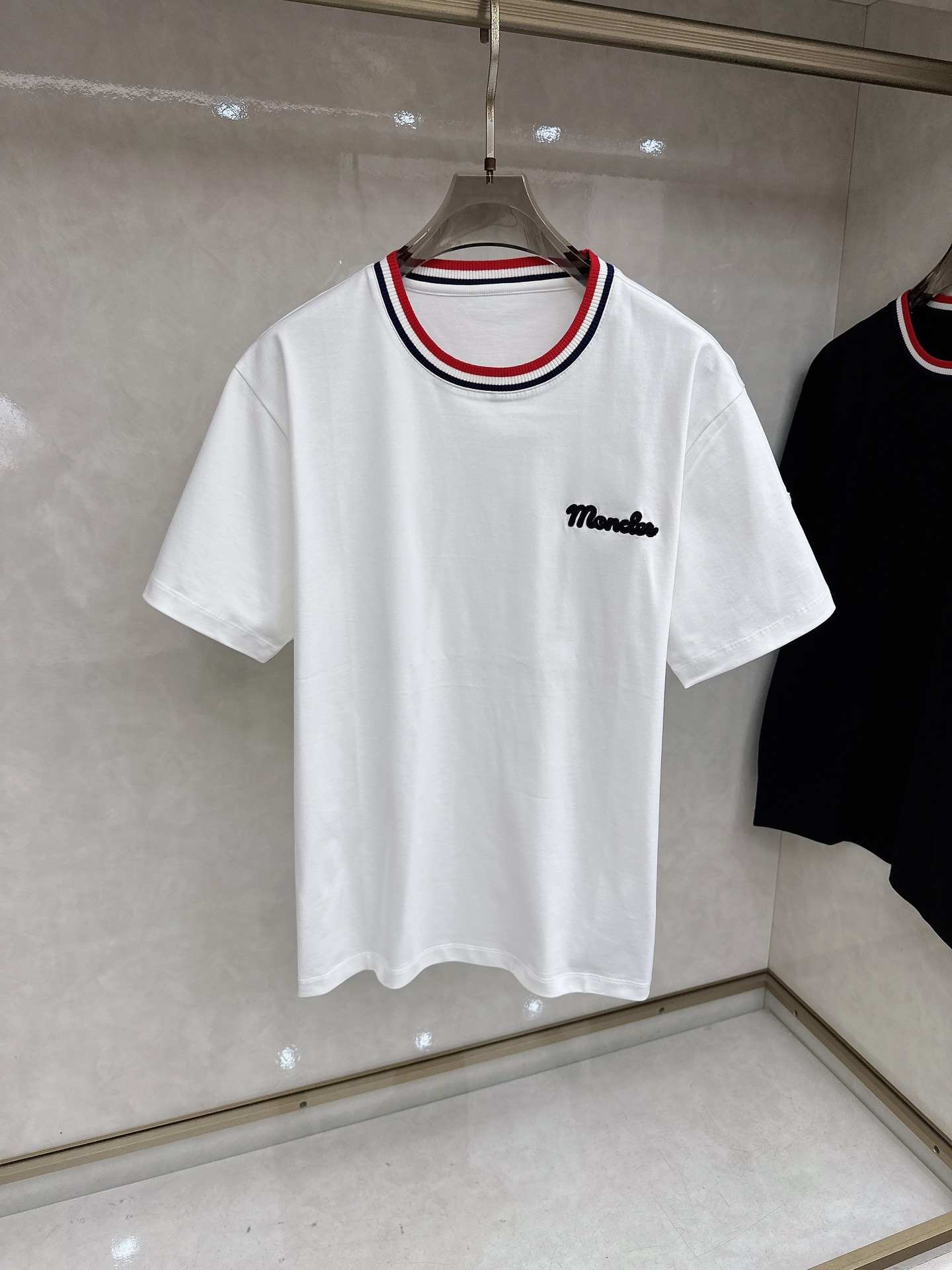 蒙口 2026春夏新款 圆领短袖 领部的采用针织红白蓝设计 很有亮点 上身时尚而有细节 胸口与肩部铭牌刺