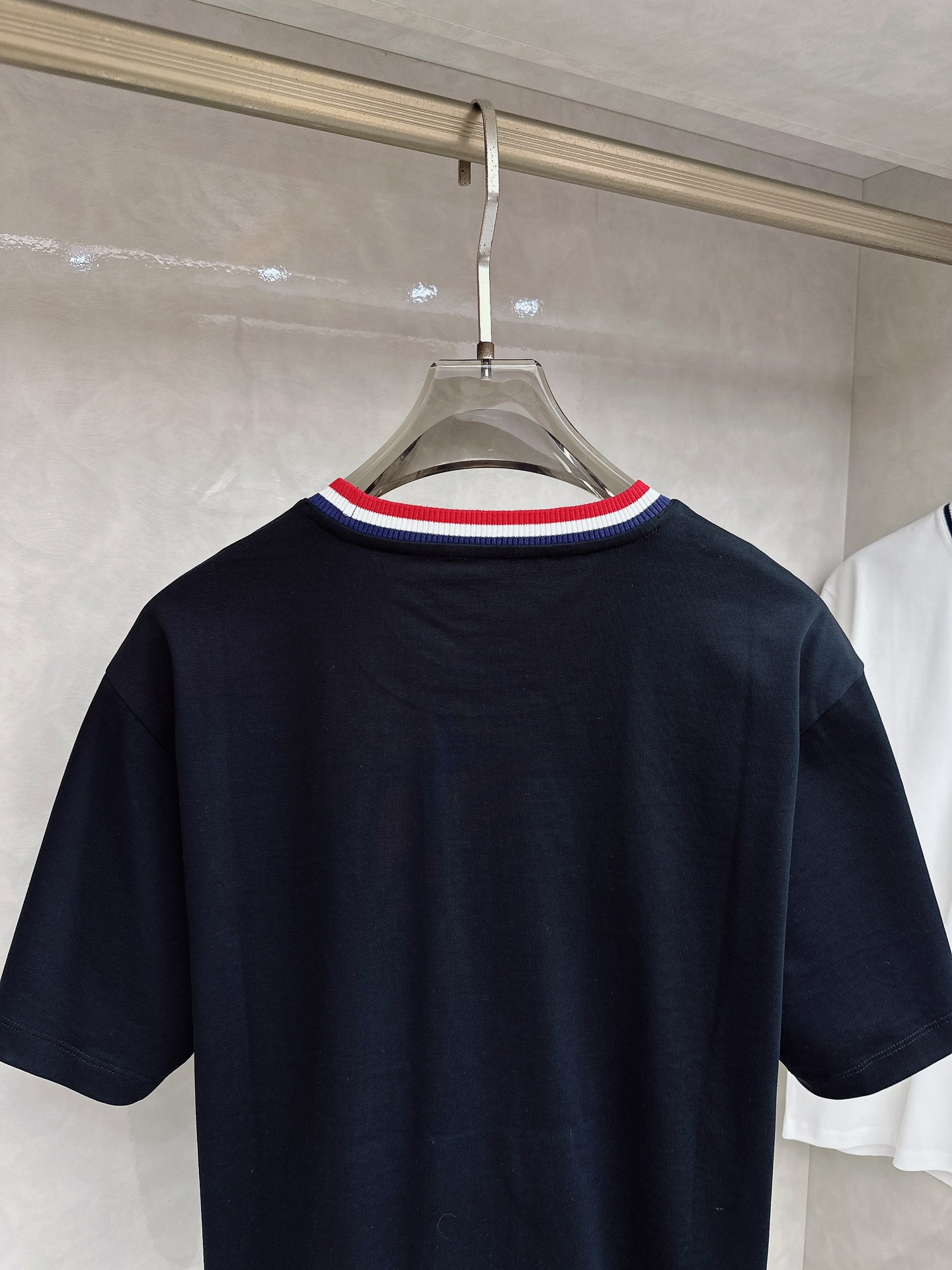 蒙口 2026春夏新款 圆领短袖 领部的采用针织红白蓝设计 很有亮点 上身时尚而有细节 胸口与肩部铭牌刺