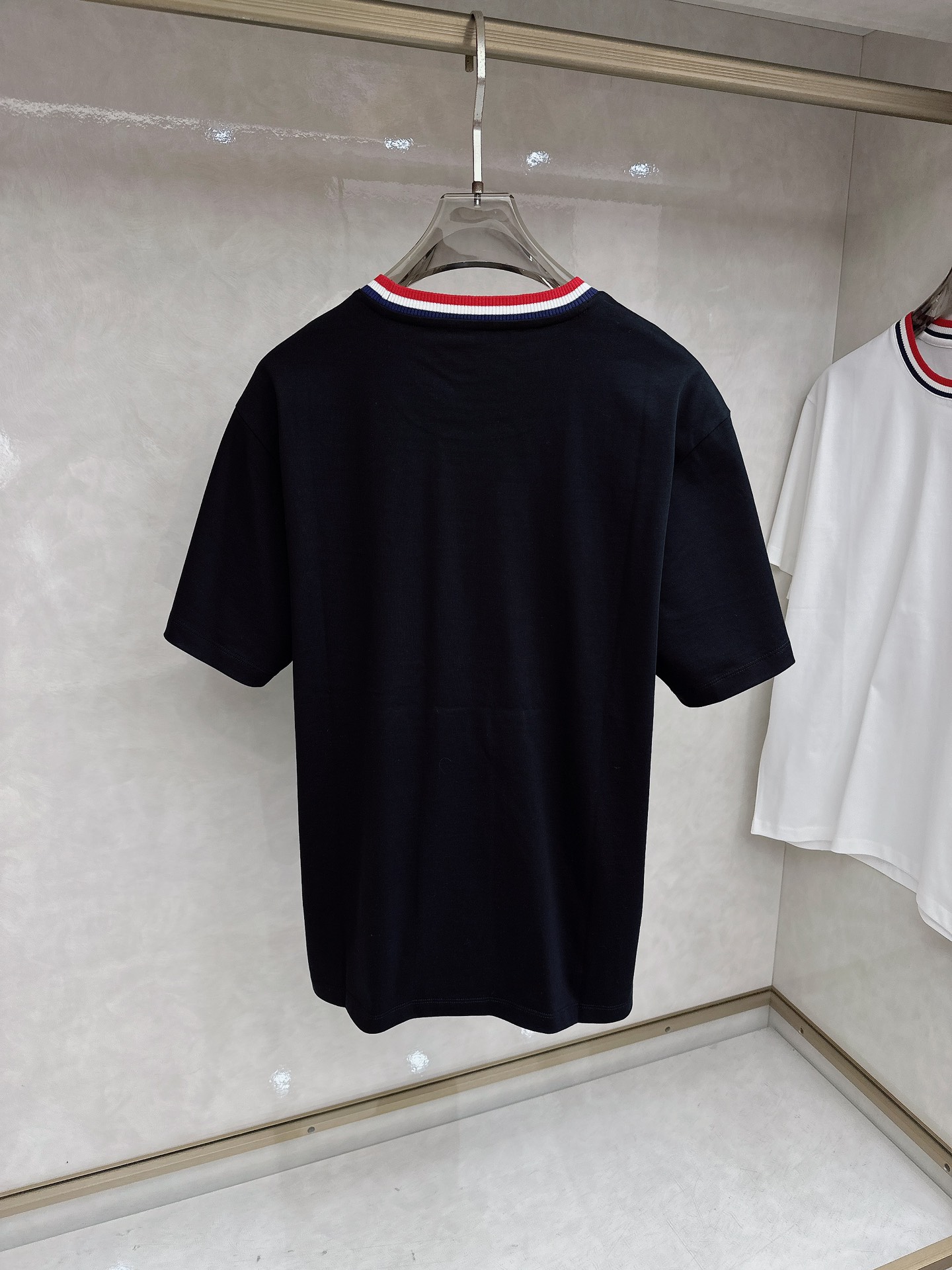 蒙口 2026春夏新款 圆领短袖 领部的采用针织红白蓝设计 很有亮点 上身时尚而有细节 胸口与肩部铭牌刺