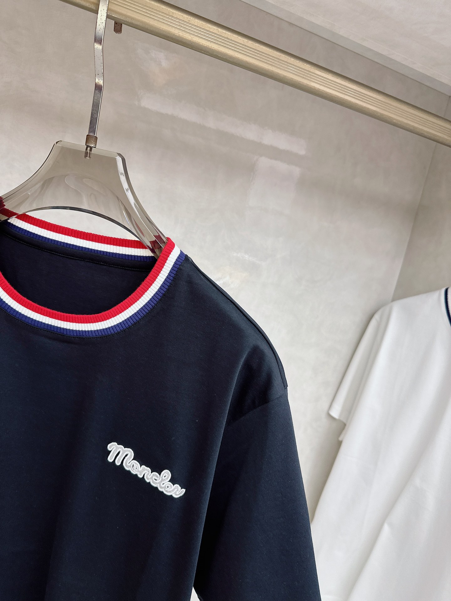 蒙口 2026春夏新款 圆领短袖 领部的采用针织红白蓝设计 很有亮点 上身时尚而有细节 胸口与肩部铭牌刺