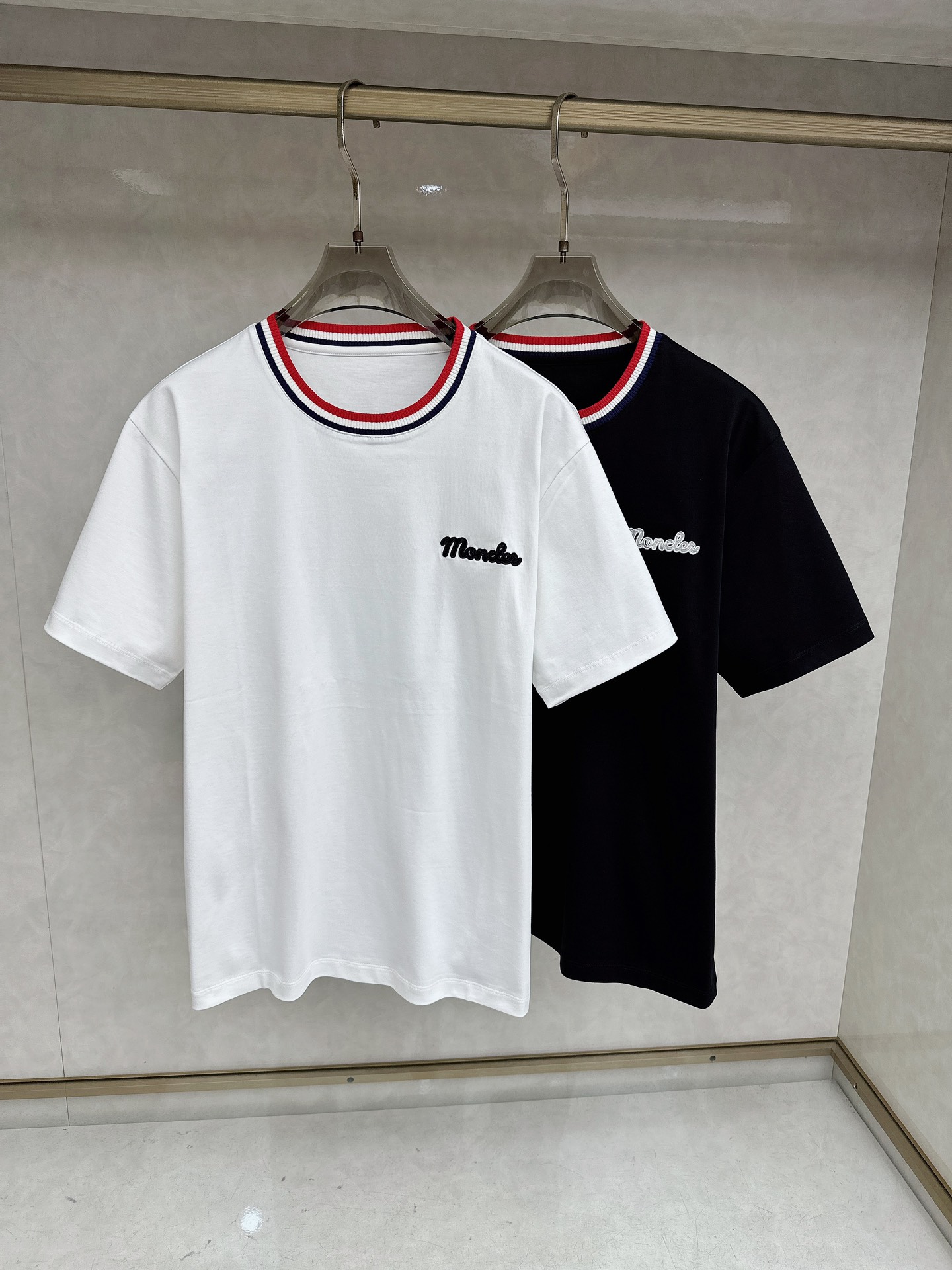 蒙口 2026春夏新款 圆领短袖 领部的采用针织红白蓝设计 很有亮点 上身时尚而有细节 胸口与肩部铭牌刺