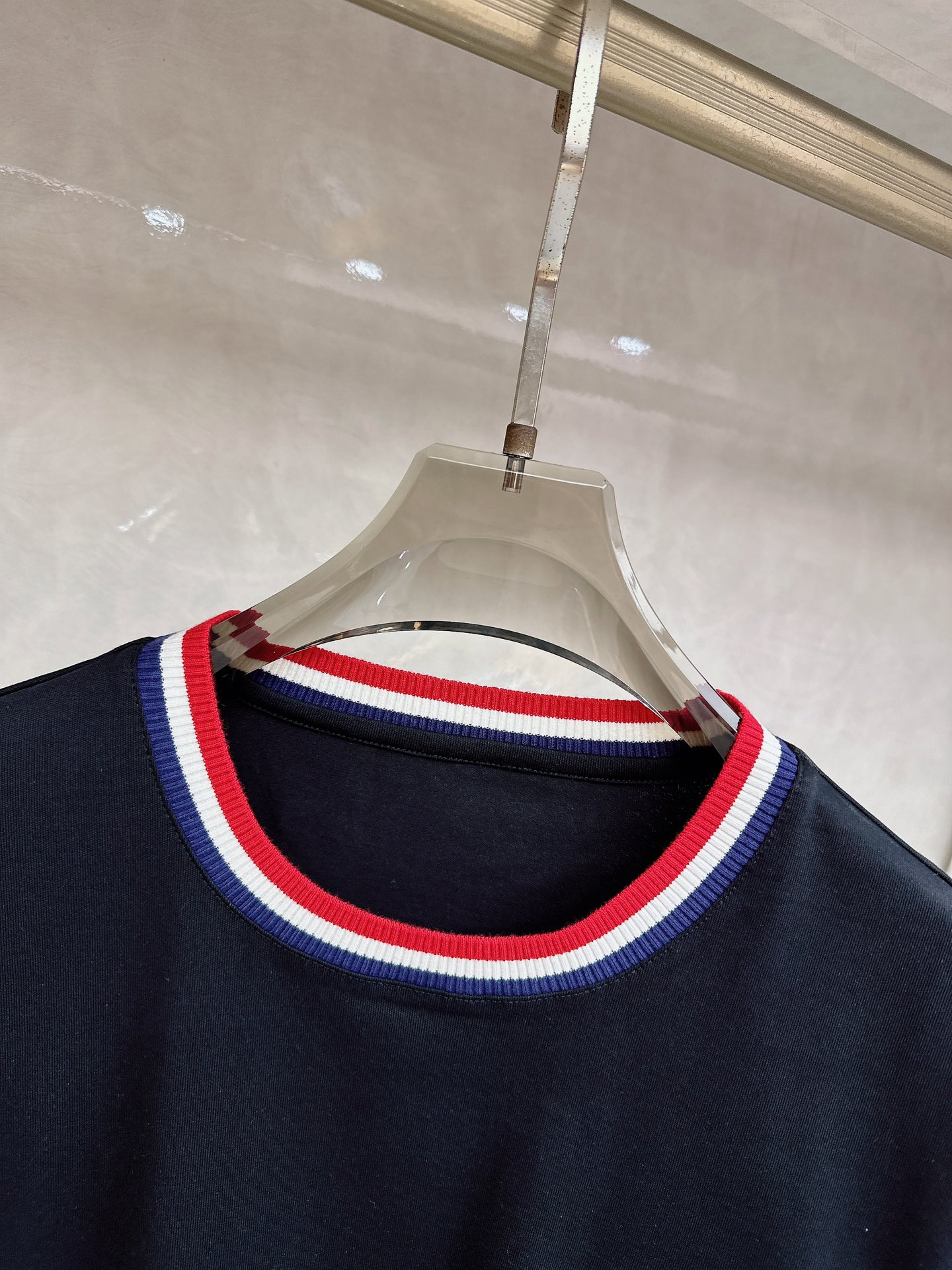 蒙口 2026春夏新款 圆领短袖 领部的采用针织红白蓝设计 很有亮点 上身时尚而有细节 胸口与肩部铭牌刺