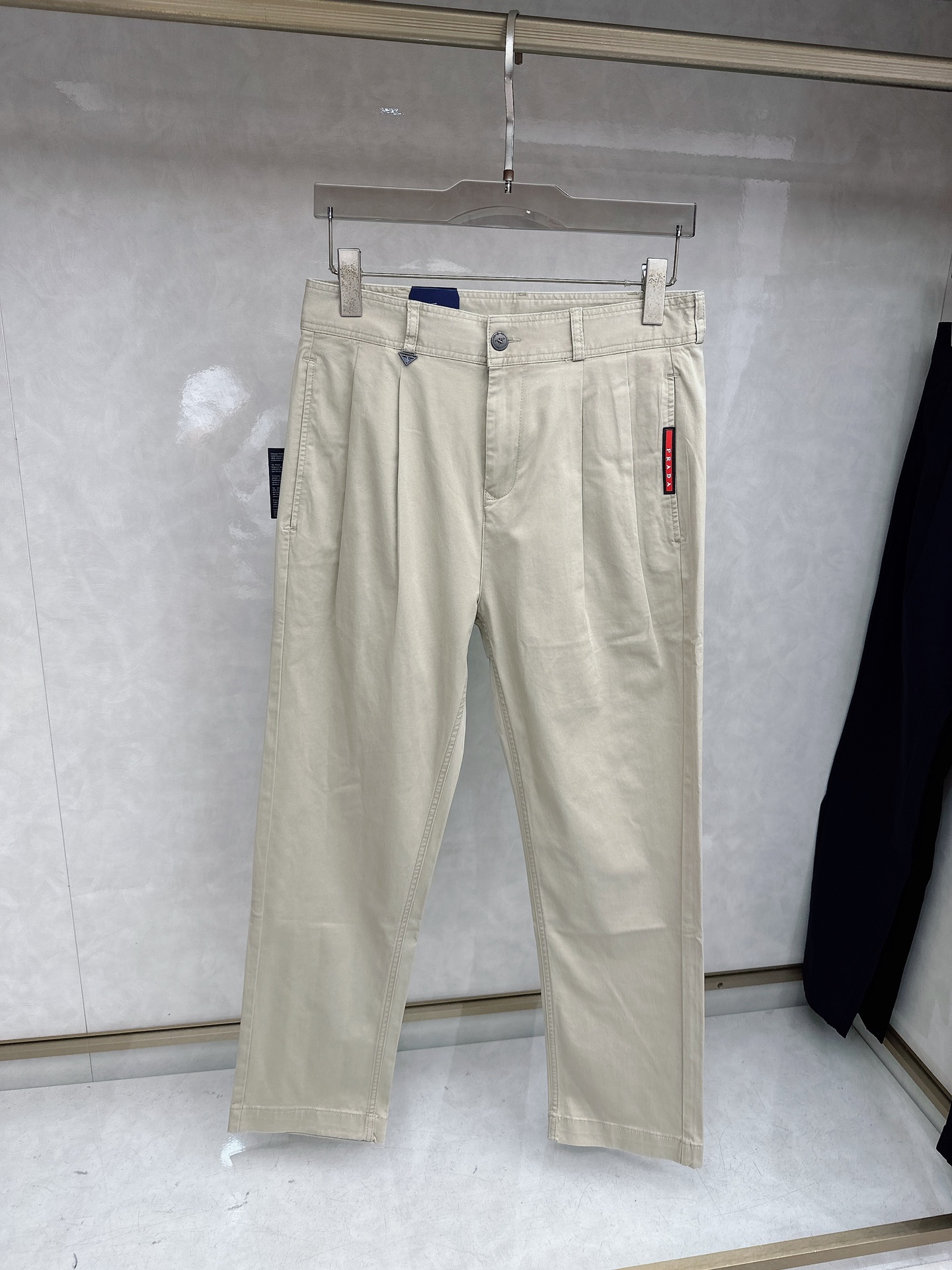 NO:925651,Prada’s latest 2026 spring and summer Asian series!  High-end goods, high-end customized slim-fitting business casual trousers and trousers, original hardware, completely suitable for daily business and leisure, the upper body effect is super positive, three-dimensional slimming and hip lift, the leg lines are fully highlighted, and it contains special Tencel cotton fabric!  It is a type of yarn-dyed cotton!  The texture is tight and delicate, the upper body is very comfortable and stylish, and it is extremely practical and versatile, so it is worth buying!  Old customers must receive recommendations!  !  Size 29-38,,prada,19860909普拉达 2026春夏亚洲系列最新款！高端狠货 高端订制修身商务休闲裤西裤 原版五金 日常商务休闲都完全适用的款,上身效果超正,立体修身提臀,腿部线条完全得到彰显,含天丝特殊棉面料！属于色织棉的类型！纹理紧致细腻,上身非常舒适有型,而且极为实穿百搭,非常值得入手！老客户必收推荐！！尺码29-38,,prada,,Men's clothing