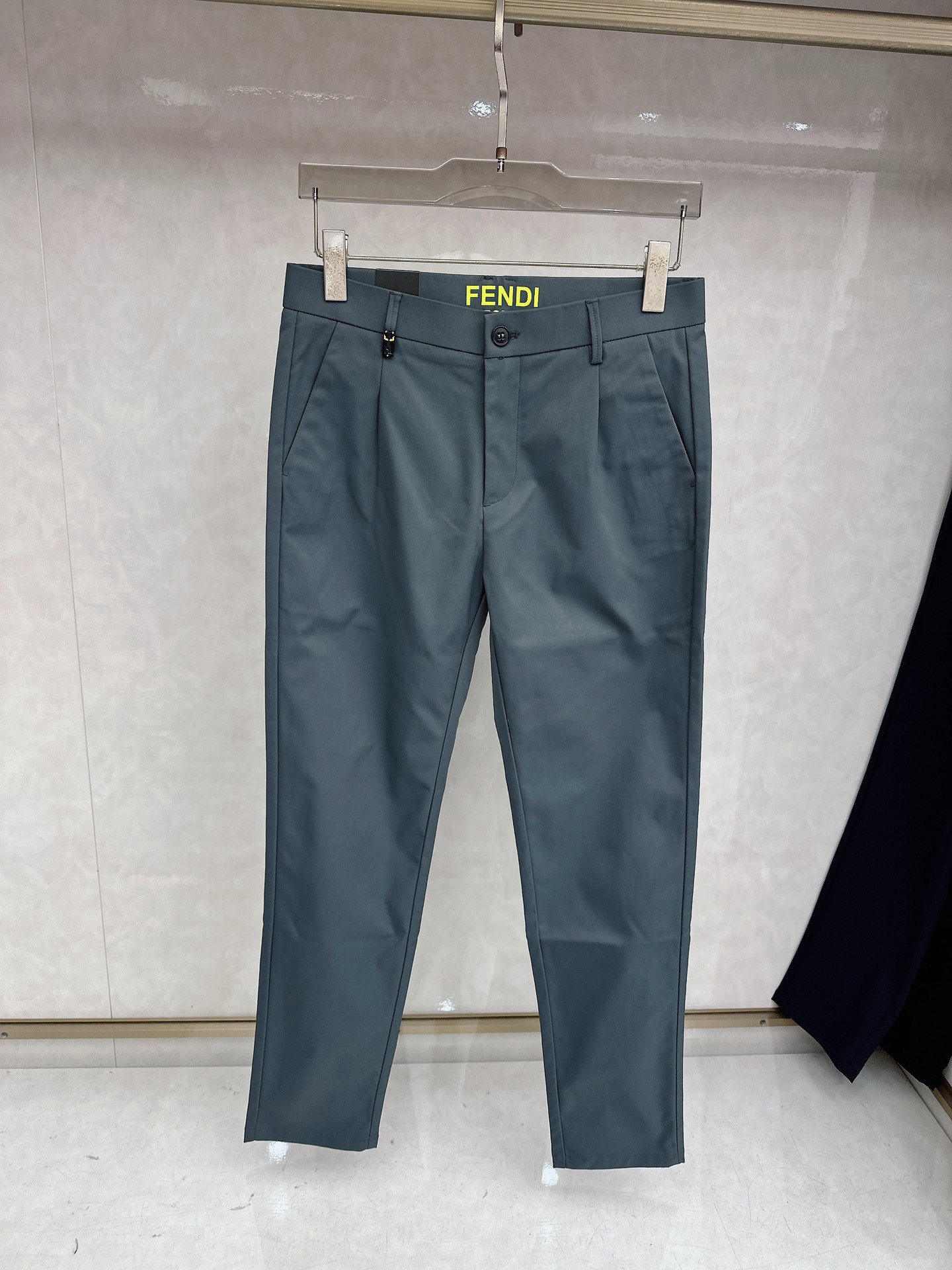NO:925642,Fendi's latest 2026 spring and summer Asian series!  High-end goods, high-end customized slim-fitting business casual trousers and trousers, original hardware, completely suitable for daily business and leisure, the upper body effect is super positive, three-dimensional slimming and hip lift, the leg lines are fully highlighted, and it contains special Tencel cotton fabric!  It is a type of yarn-dyed cotton!  The texture is tight and delicate, the upper body is very comfortable and stylish, and it is extremely practical and versatile, so it is worth buying!  Old customers must receive recommendations!  !  Size 29-38,,fendi,19860909芬迪 2026春夏亚洲系列最新款！高端狠货 高端订制修身商务休闲裤西裤 原版五金 日常商务休闲都完全适用的款,上身效果超正,立体修身提臀,腿部线条完全得到彰显,含天丝特殊棉面料！属于色织棉的类型！纹理紧致细腻,上身非常舒适有型,而且极为实穿百搭,非常值得入手！老客户必收推荐！！尺码29-38,,fendi,,Men's clothing