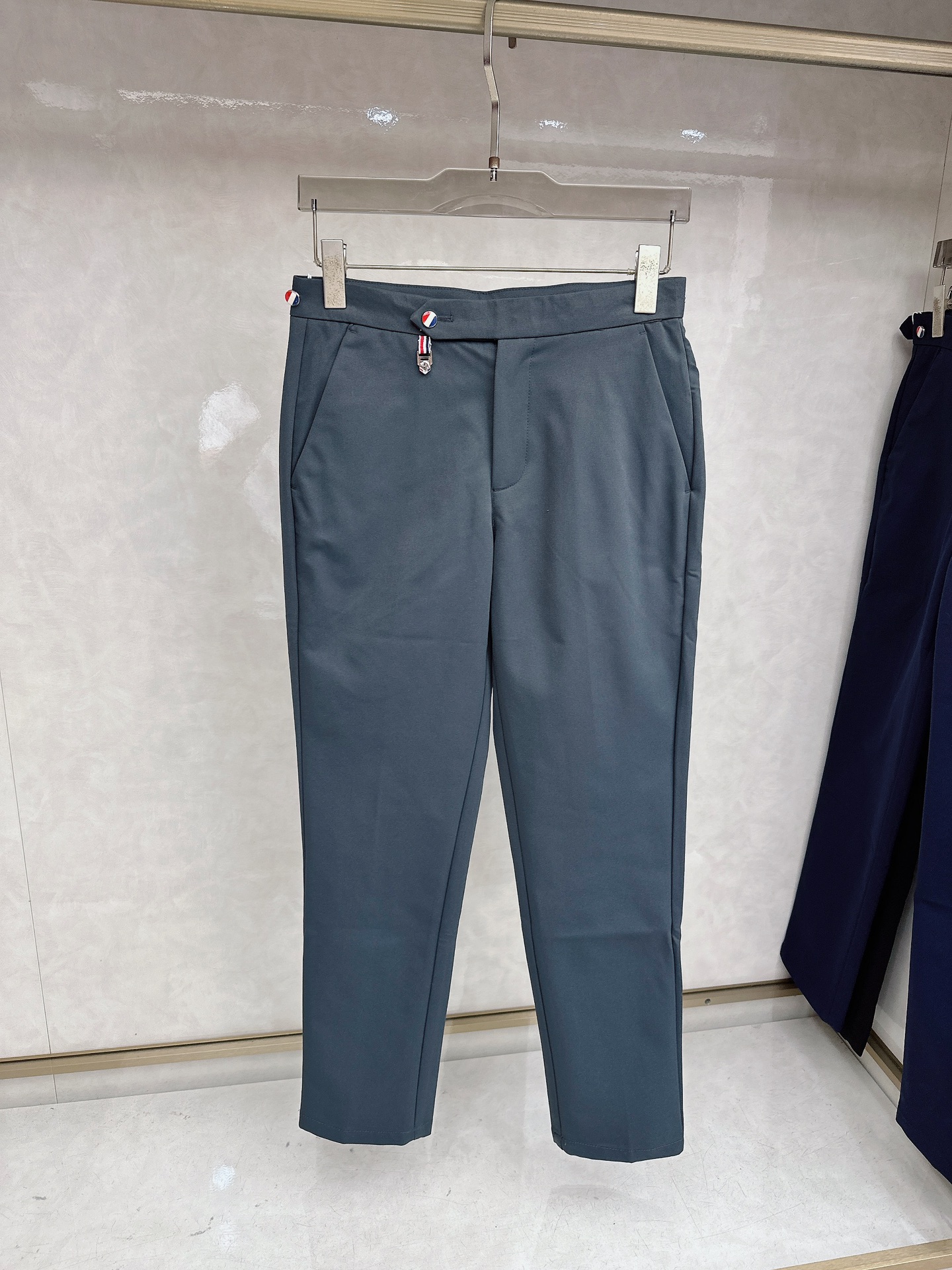 NO:925705,The latest model of TB 2026 spring and summer Asian series!  High-end goods, high-end customized slim-fitting business casual trousers and trousers, original hardware, completely suitable for daily business and leisure, the upper body effect is super positive, three-dimensional slimming and hip lift, the leg lines are fully highlighted, and it contains special Tencel cotton fabric!  It is a type of yarn-dyed cotton!  The texture is tight and delicate, the upper body is very comfortable and stylish, and it is extremely practical and versatile, so it is worth buying!  Old customers must receive recommendations!  !  Size 29-36,,19860909TB 2026春夏亚洲系列最新款！高端狠货 高端订制修身商务休闲裤西裤 原版五金 日常商务休闲都完全适用的款,上身效果超正,立体修身提臀,腿部线条完全得到彰显,含天丝特殊棉面料！属于色织棉的类型！纹理紧致细腻,上身非常舒适有型,而且极为实穿百搭,非常值得入手！老客户必收推荐！！尺码29-36,,,Men's clothing