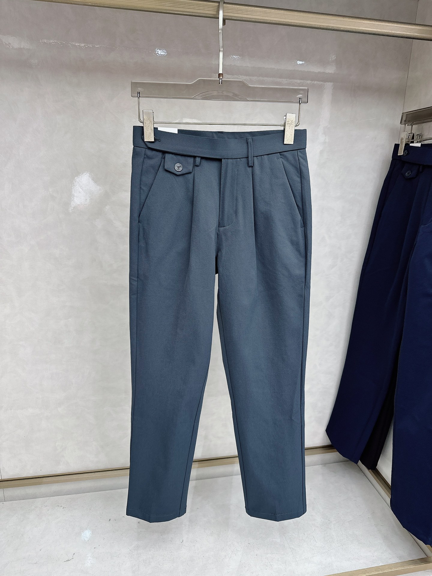 NO:925693,Dior's latest 2026 spring and summer Asian series!  High-end goods, high-end customized slim-fitting business casual trousers and trousers, original hardware, completely suitable for daily business and leisure, the upper body effect is super positive, three-dimensional slimming and hip lift, the leg lines are fully highlighted, and it contains special Tencel cotton fabric!  It is a type of yarn-dyed cotton!  The texture is tight and delicate, the upper body is very comfortable and stylish, and it is extremely practical and versatile, so it is worth buying!  Old customers must receive recommendations!  !  Size 29-36,,dior,19860909迪奥 2026春夏亚洲系列最新款！高端狠货 高端订制修身商务休闲裤西裤 原版五金 日常商务休闲都完全适用的款,上身效果超正,立体修身提臀,腿部线条完全得到彰显,含天丝特殊棉面料！属于色织棉的类型！纹理紧致细腻,上身非常舒适有型,而且极为实穿百搭,非常值得入手！老客户必收推荐！！尺码29-36,,dior,,Men's clothing