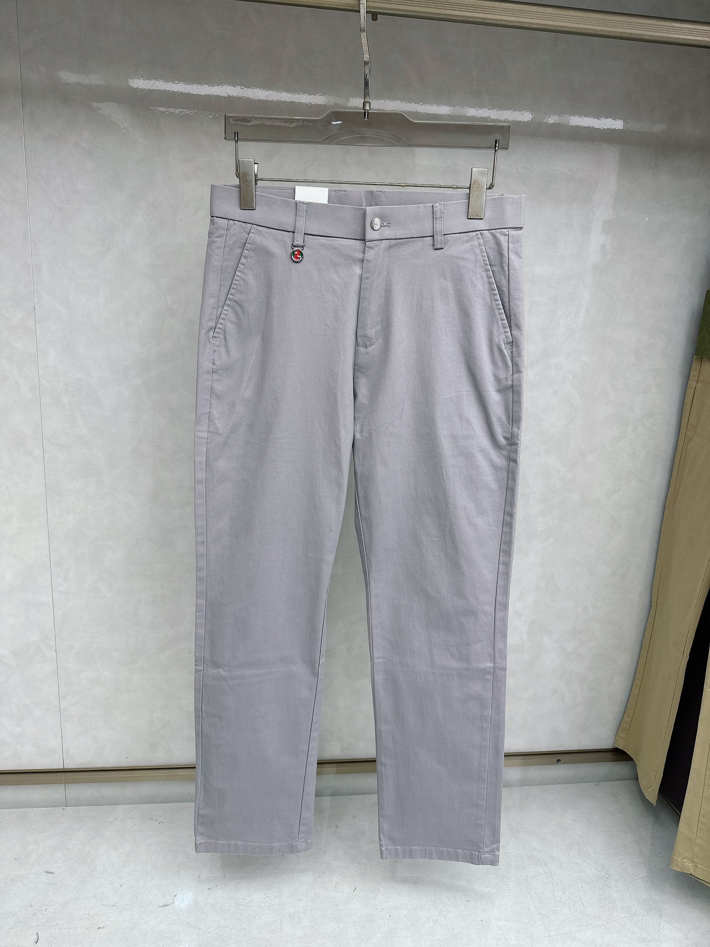NO:925634,The latest model from Gucci’s 2026 spring and summer Asian series!  High-end goods, high-end customized slim-fitting business casual trousers and trousers, original hardware, completely suitable for daily business and leisure, the upper body effect is super positive, three-dimensional slimming and hip lift, the leg lines are fully highlighted, and it contains special Tencel cotton fabric!  It is a type of yarn-dyed cotton!  The texture is tight and delicate, the upper body is very comfortable and stylish, and it is extremely practical and versatile, so it is worth buying!  Old customers must receive recommendations!  !  Size 29-38,,19860909古奇 2026春夏亚洲系列最新款！高端狠货 高端订制修身商务休闲裤西裤 原版五金 日常商务休闲都完全适用的款,上身效果超正,立体修身提臀,腿部线条完全得到彰显,含天丝特殊棉面料！属于色织棉的类型！纹理紧致细腻,上身非常舒适有型,而且极为实穿百搭,非常值得入手！老客户必收推荐！！尺码29-38,,,Men's clothing