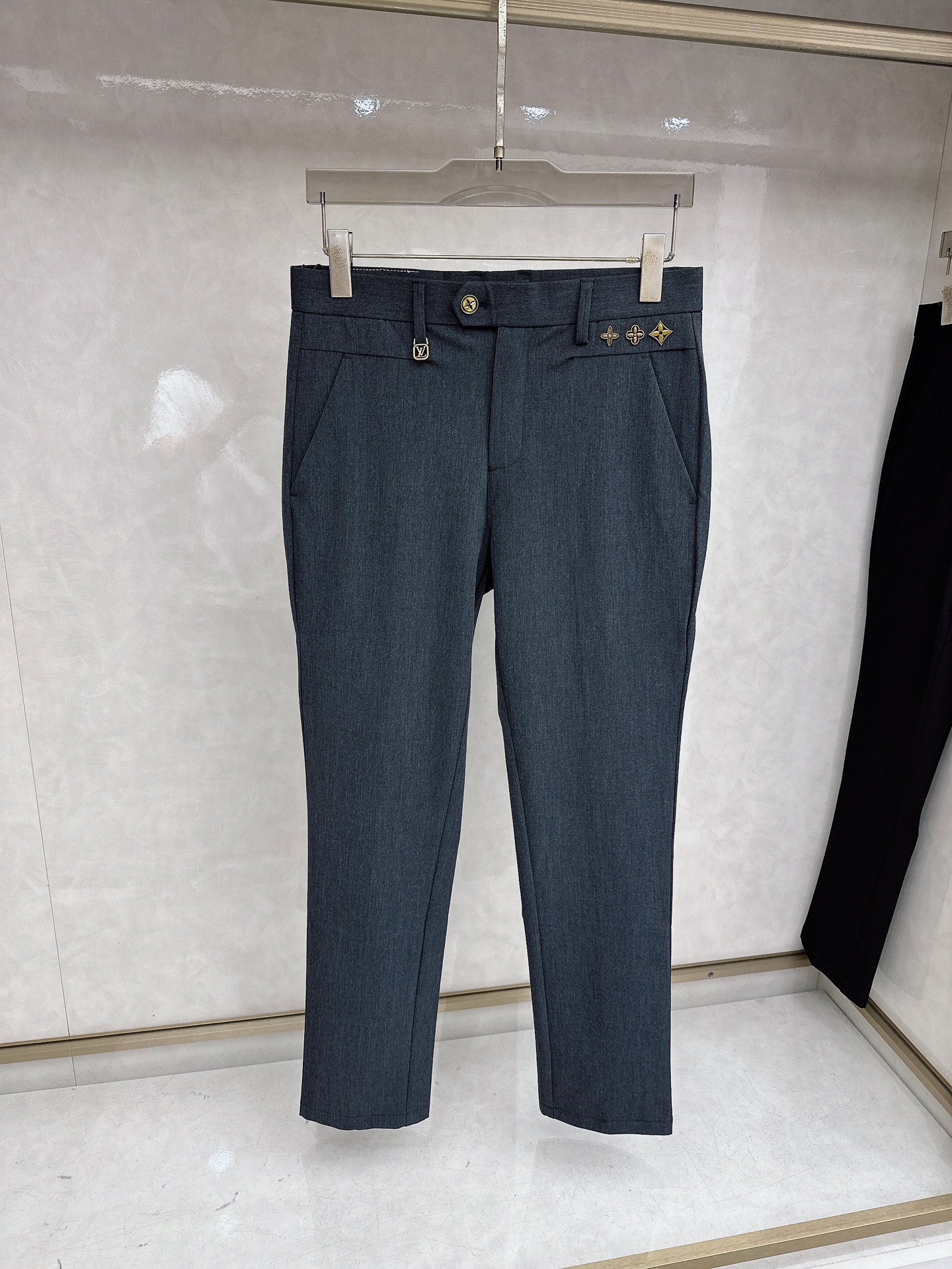 NO:925715,The latest model of LV 2026 spring and summer Asian series!  High-end goods, high-end customized slim-fitting business casual trousers and trousers, original hardware, completely suitable for daily business and leisure, the upper body effect is super positive, three-dimensional slimming and hip lift, the leg lines are fully highlighted, and it contains special Tencel cotton fabric!  It is a type of yarn-dyed cotton!  The texture is tight and delicate, the upper body is very comfortable and stylish, and it is extremely practical and versatile, so it is worth buying!  Old customers must receive recommendations!  !  Size 29-38,,louis vuitton,19860909LV 2026春夏亚洲系列最新款！高端狠货 高端订制修身商务休闲裤西裤 原版五金 日常商务休闲都完全适用的款,上身效果超正,立体修身提臀,腿部线条完全得到彰显,含天丝特殊棉面料！属于色织棉的类型！纹理紧致细腻,上身非常舒适有型,而且极为实穿百搭,非常值得入手！老客户必收推荐！！尺码29-38,,louis vuitton,,Men's clothing