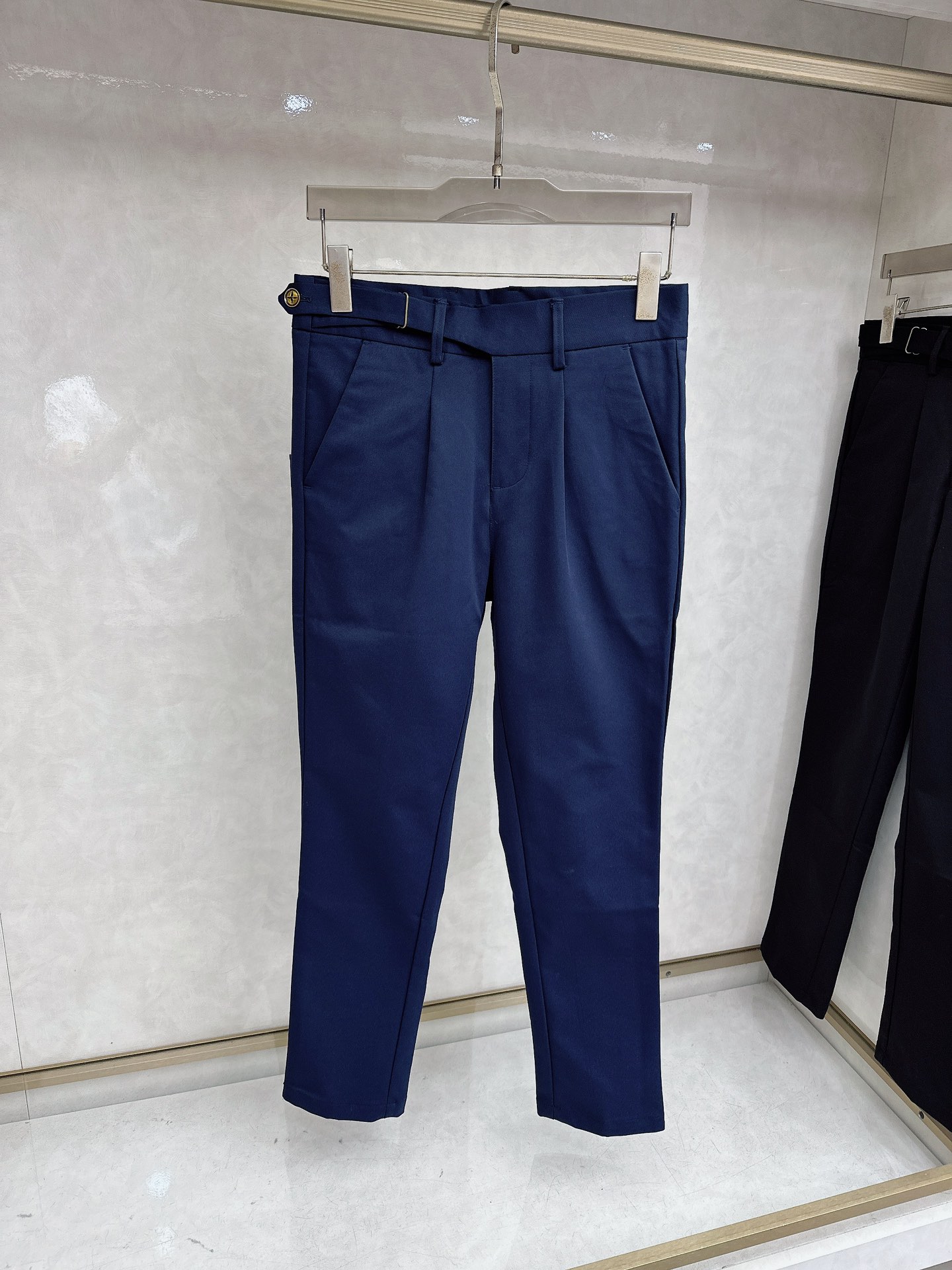 NO:925685,The latest model of LV 2026 spring and summer Asian series!  High-end goods, high-end customized slim-fitting business casual trousers and trousers, original hardware, completely suitable for daily business and leisure, the upper body effect is super positive, three-dimensional slimming and hip lift, the leg lines are fully highlighted, and it contains special Tencel cotton fabric!  It is a type of yarn-dyed cotton!  The texture is tight and delicate, the upper body is very comfortable and stylish, and it is extremely practical and versatile, so it is worth buying!  Old customers must receive recommendations!  !  Size 29-36,,louis vuitton,19860909LV 2026春夏亚洲系列最新款！高端狠货 高端订制修身商务休闲裤西裤 原版五金 日常商务休闲都完全适用的款,上身效果超正,立体修身提臀,腿部线条完全得到彰显,含天丝特殊棉面料！属于色织棉的类型！纹理紧致细腻,上身非常舒适有型,而且极为实穿百搭,非常值得入手！老客户必收推荐！！尺码29-36,,louis vuitton,,Men's clothing