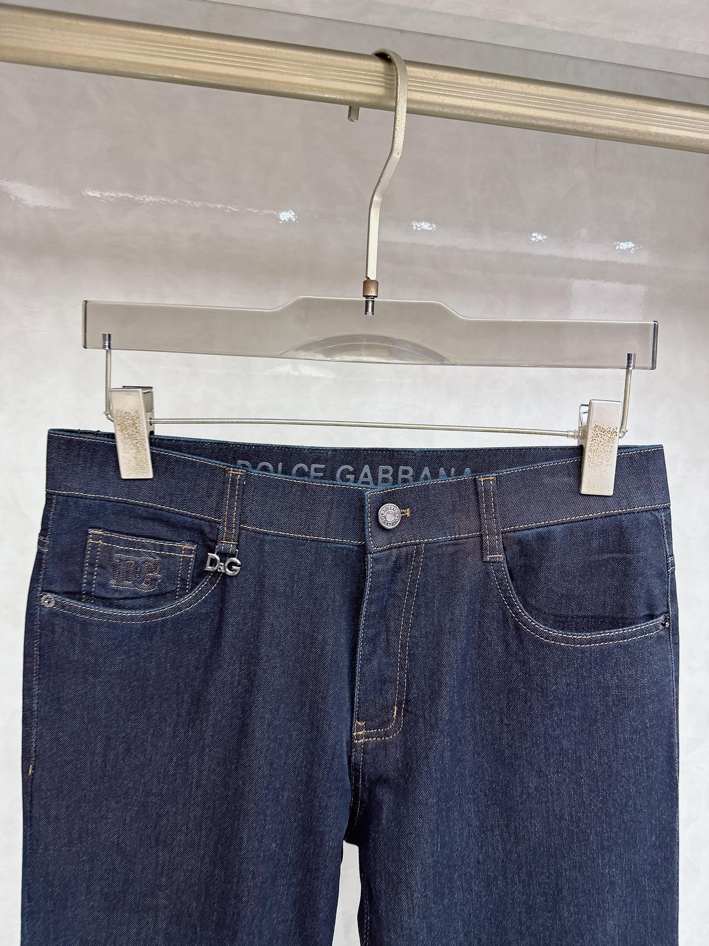 DG 2026春夏新品重工休闲牛仔裤👖，进口优质水洗弹力面料，上身舒适透气有弹力，客供五金辅料装饰，版型