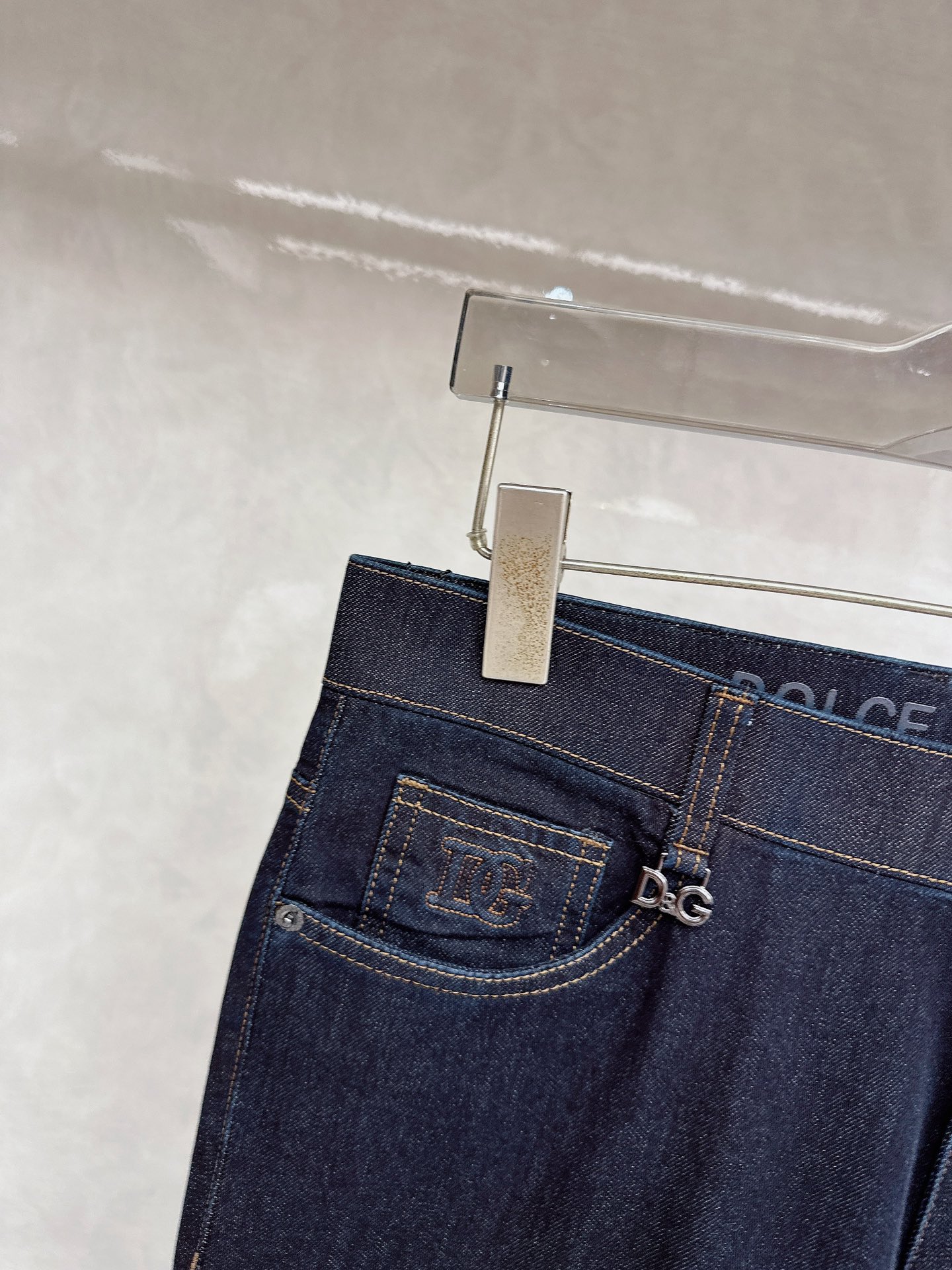 DG 2026春夏新品重工休闲牛仔裤👖，进口优质水洗弹力面料，上身舒适透气有弹力，客供五金辅料装饰，版型