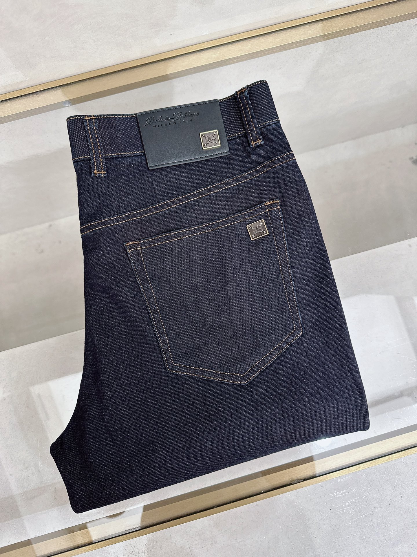 DG 2026春夏新品重工休闲牛仔裤👖，进口优质水洗弹力面料，上身舒适透气有弹力，客供五金辅料装饰，版型