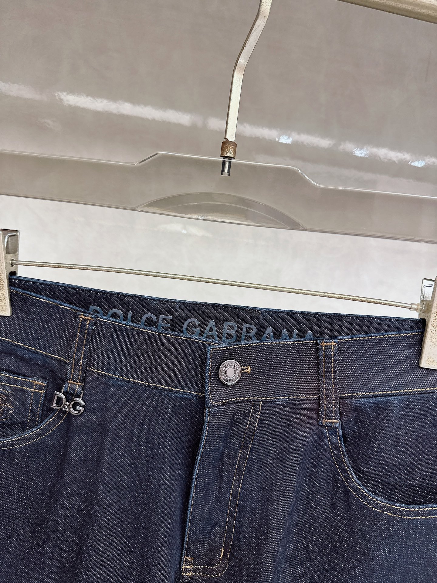 DG 2026春夏新品重工休闲牛仔裤👖，进口优质水洗弹力面料，上身舒适透气有弹力，客供五金辅料装饰，版型