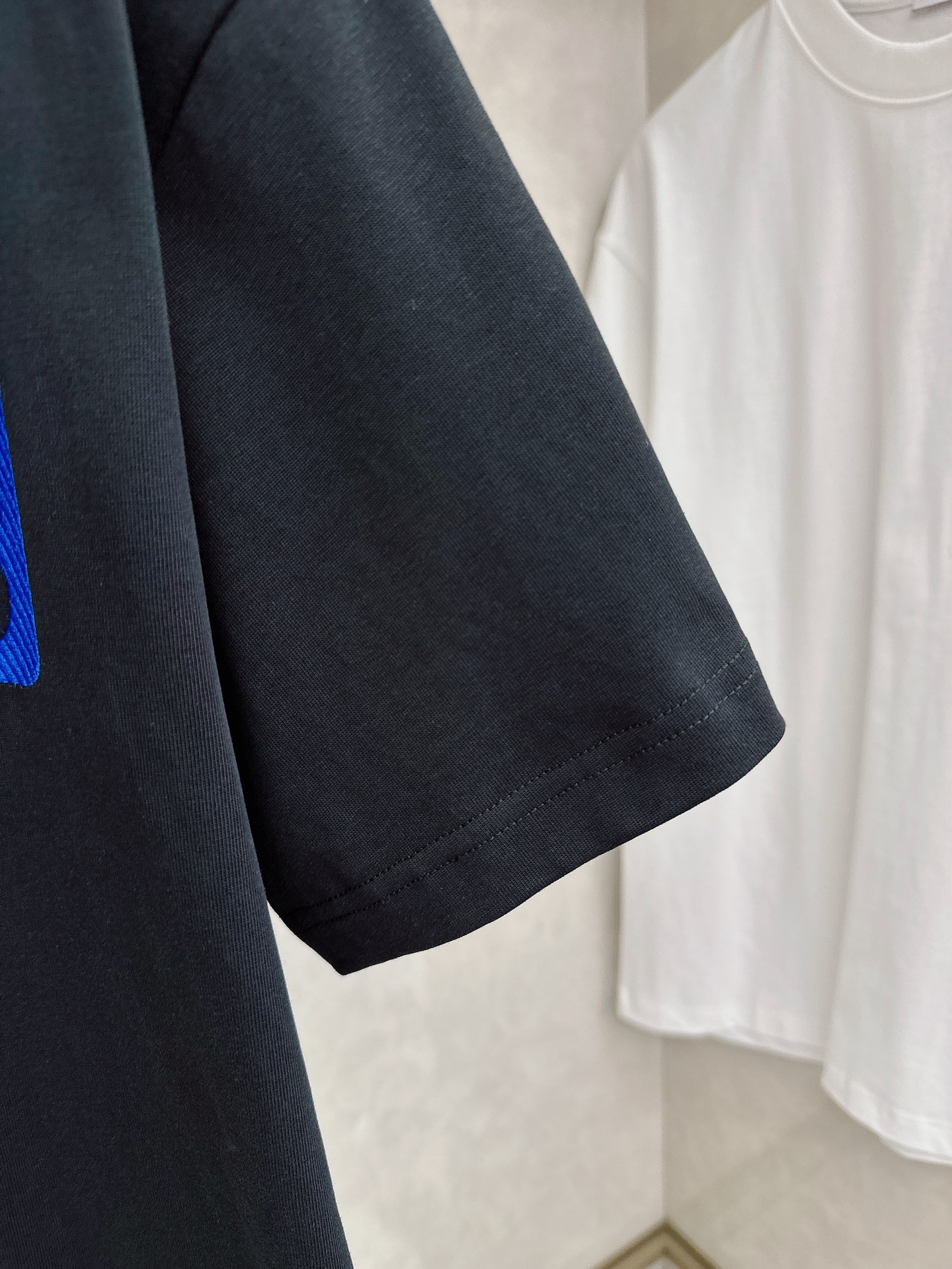 罗意威 2026春夏新款首发专柜最新款短袖圆领T恤 高端订制 设计前卫时尚！品牌logo重工艺设计 高端