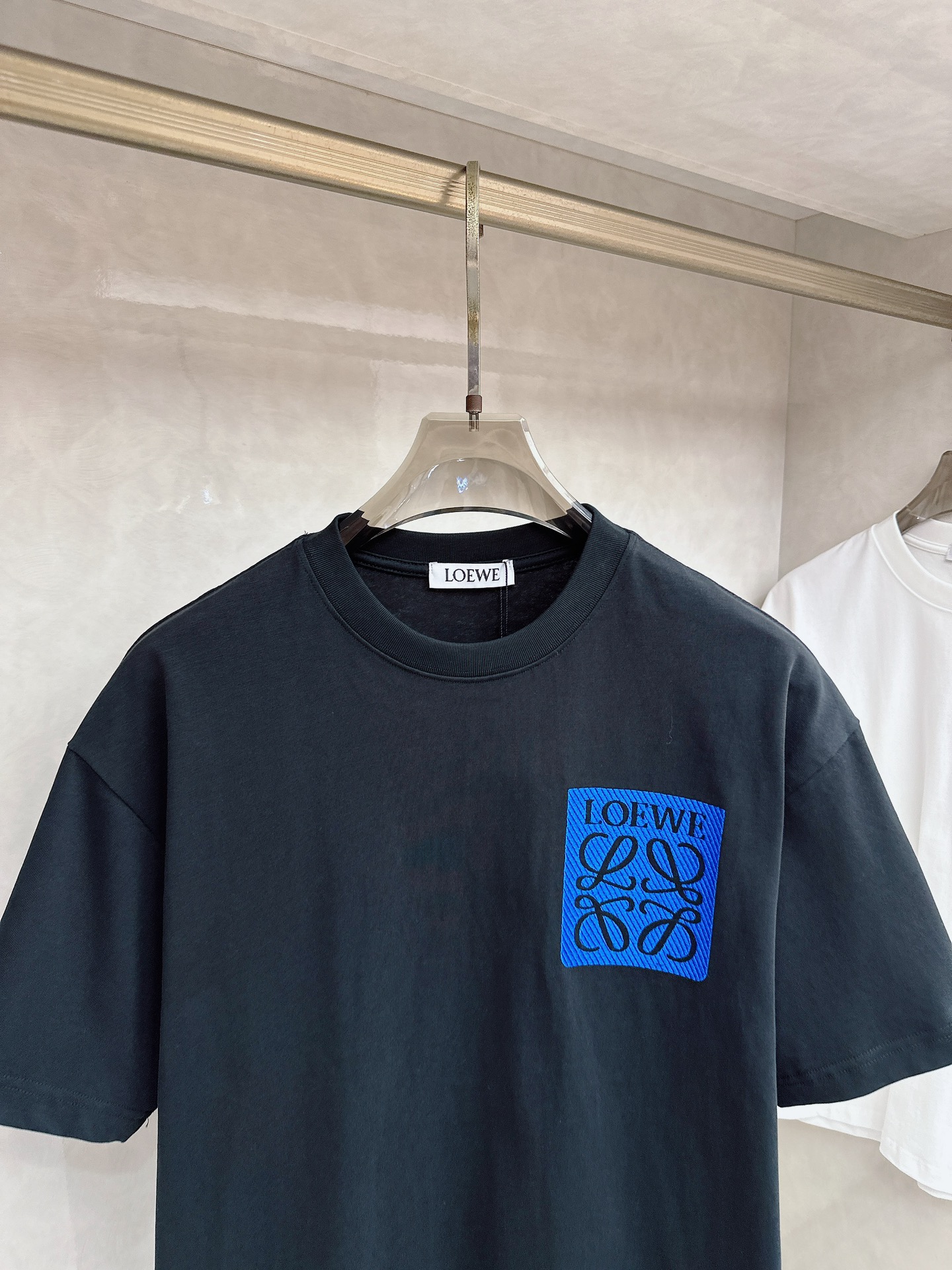 罗意威 2026春夏新款首发专柜最新款短袖圆领T恤 高端订制 设计前卫时尚！品牌logo重工艺设计 高端