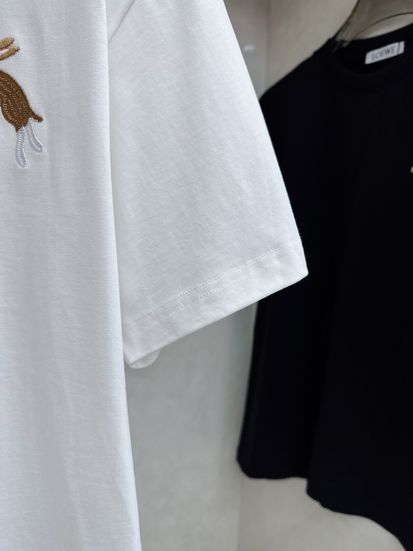 罗意威 2026春夏新款首发专柜最新款短袖圆领T恤 高端订制 设计前卫时尚！品牌logo重工艺设计 高端