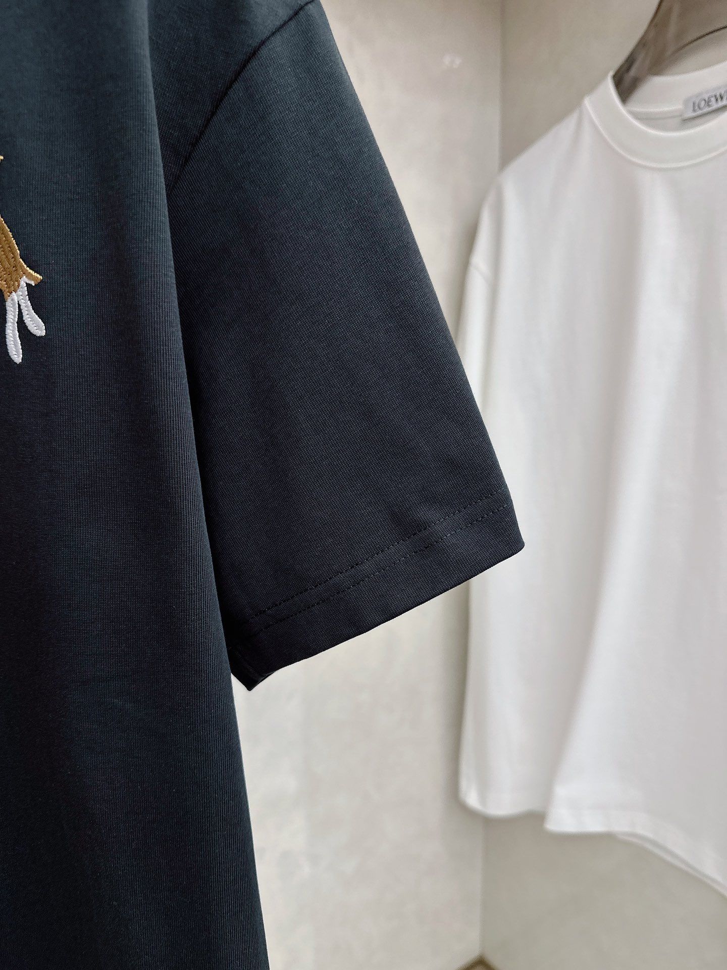 罗意威 2026春夏新款首发专柜最新款短袖圆领T恤 高端订制 设计前卫时尚！品牌logo重工艺设计 高端