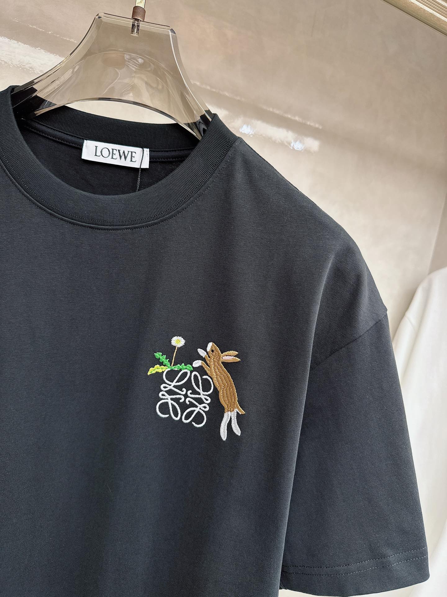 罗意威 2026春夏新款首发专柜最新款短袖圆领T恤 高端订制 设计前卫时尚！品牌logo重工艺设计 高端