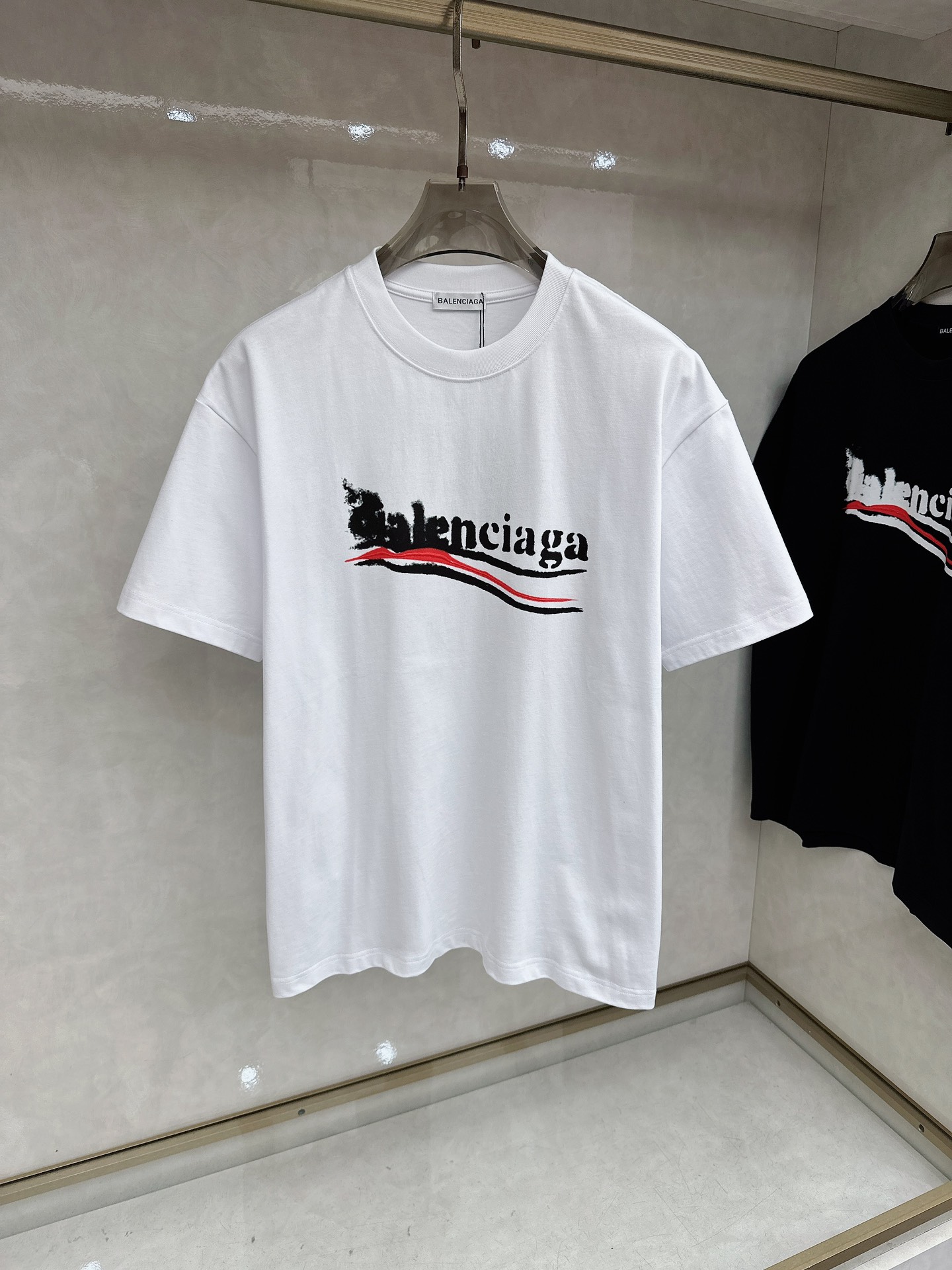 巴黎世家 2026春夏新款首发专柜最新款短袖圆领T恤 高端订制 设计前卫时尚！品牌logo重工艺设计 高