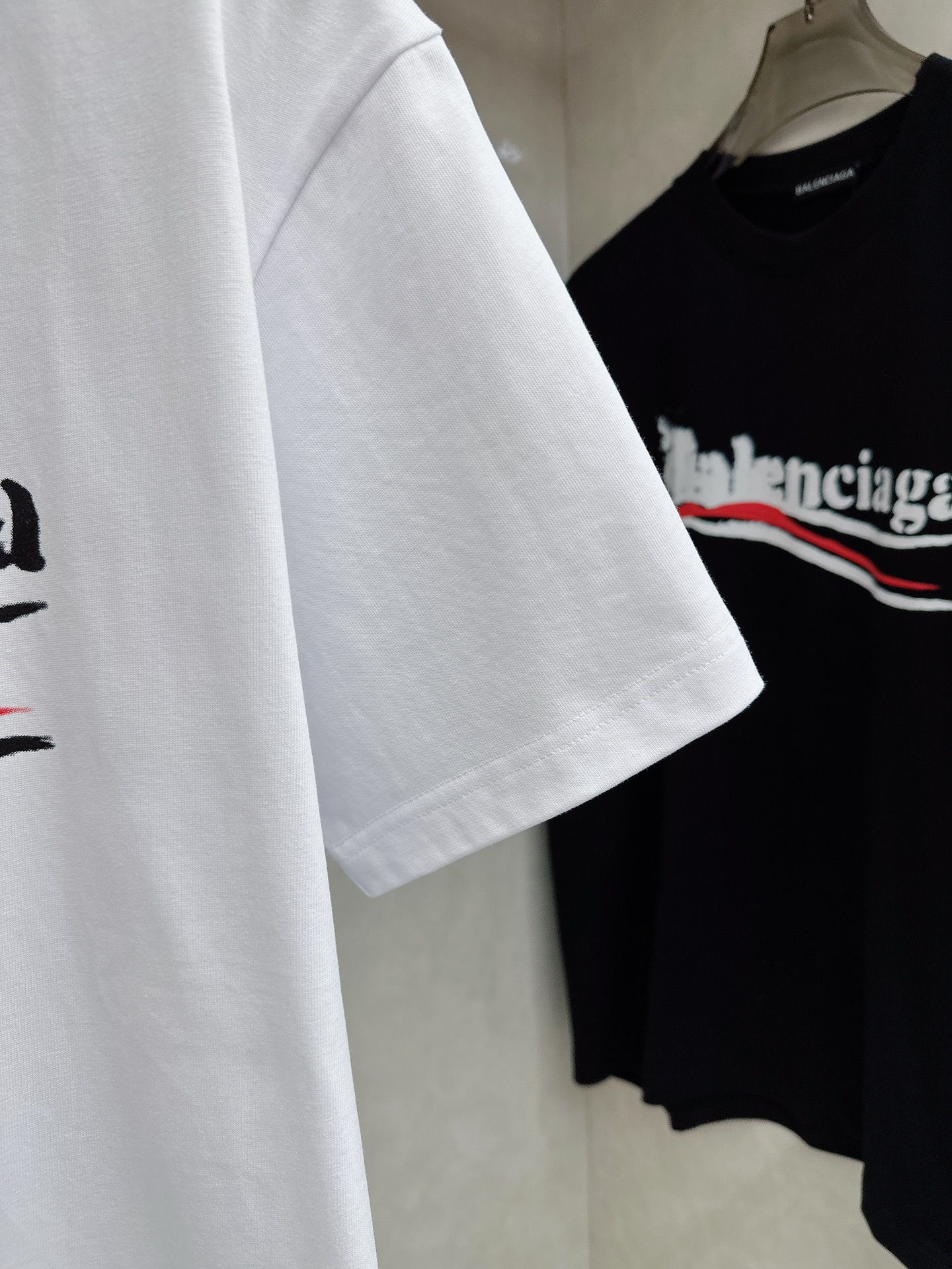 巴黎世家 2026春夏新款首发专柜最新款短袖圆领T恤 高端订制 设计前卫时尚！品牌logo重工艺设计 高