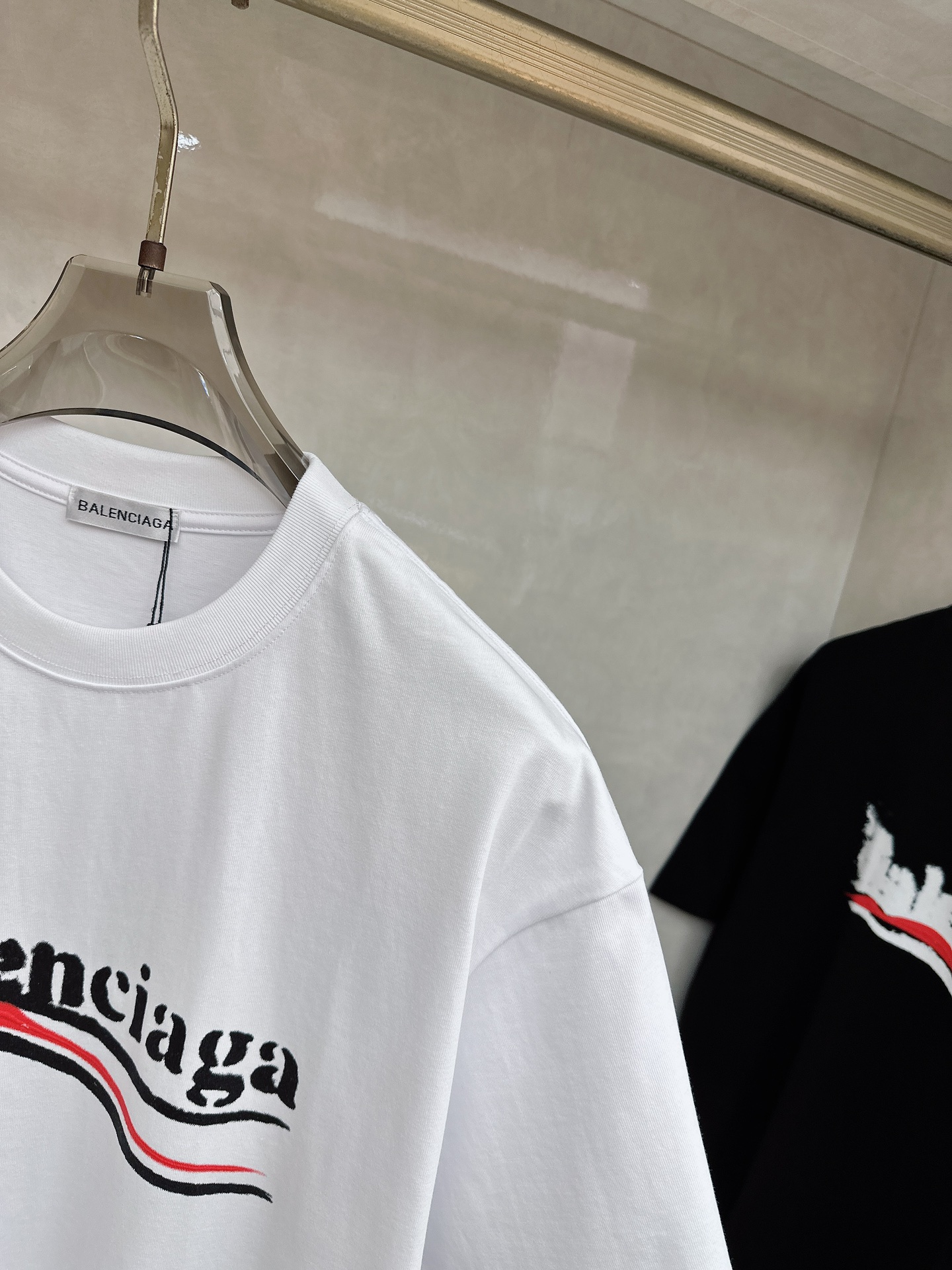 巴黎世家 2026春夏新款首发专柜最新款短袖圆领T恤 高端订制 设计前卫时尚！品牌logo重工艺设计 高