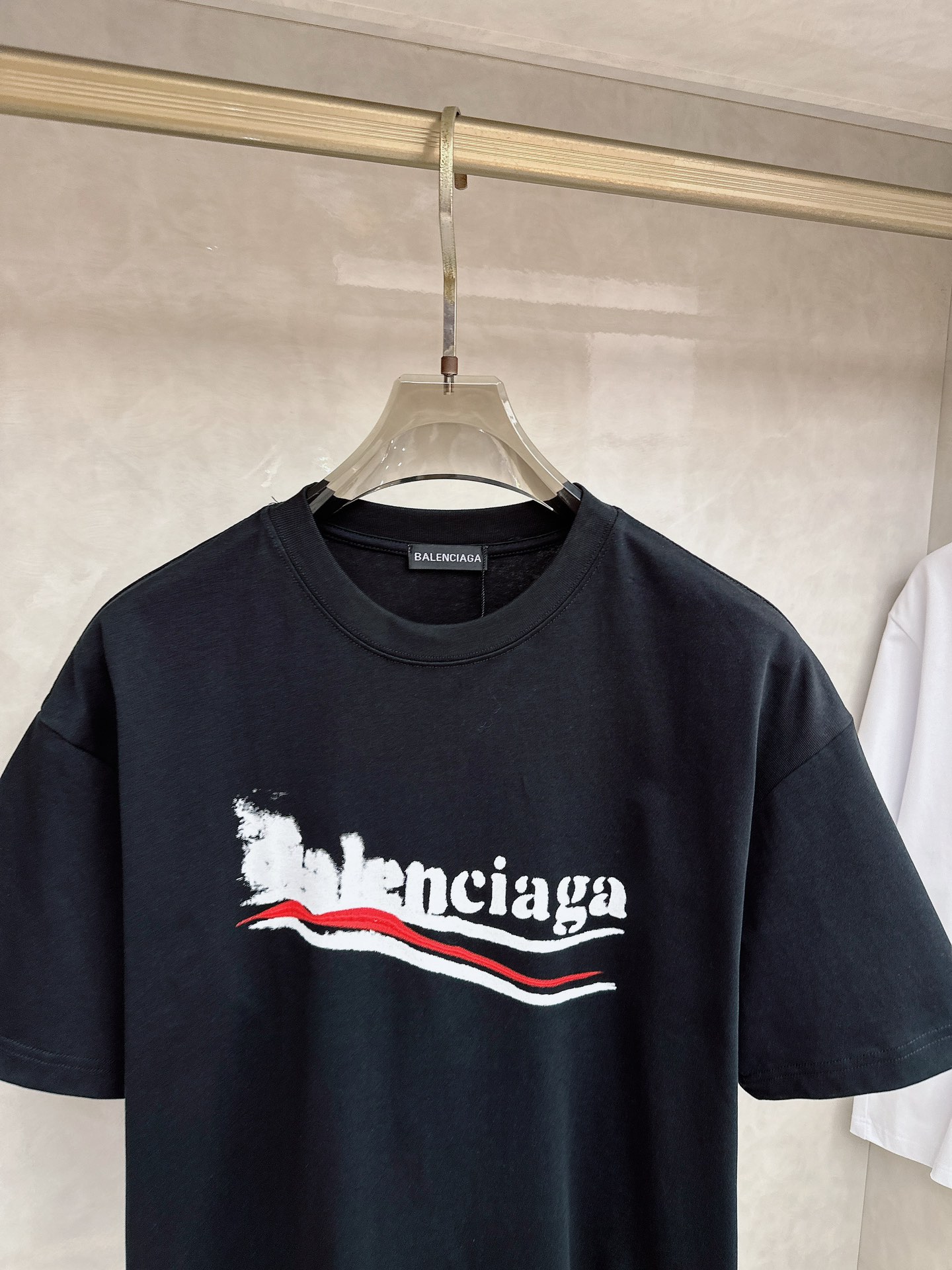 巴黎世家 2026春夏新款首发专柜最新款短袖圆领T恤 高端订制 设计前卫时尚！品牌logo重工艺设计 高