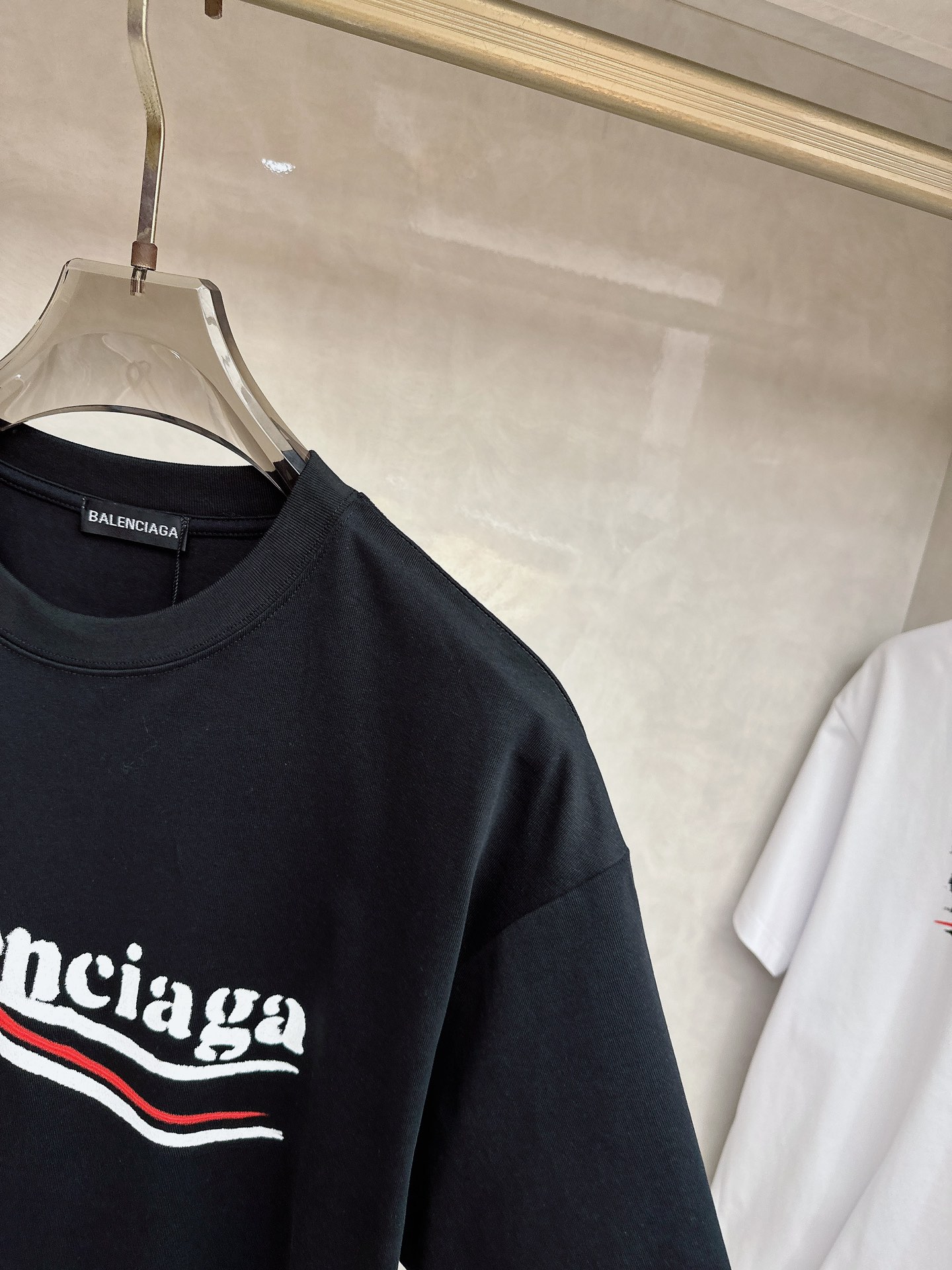 巴黎世家 2026春夏新款首发专柜最新款短袖圆领T恤 高端订制 设计前卫时尚！品牌logo重工艺设计 高