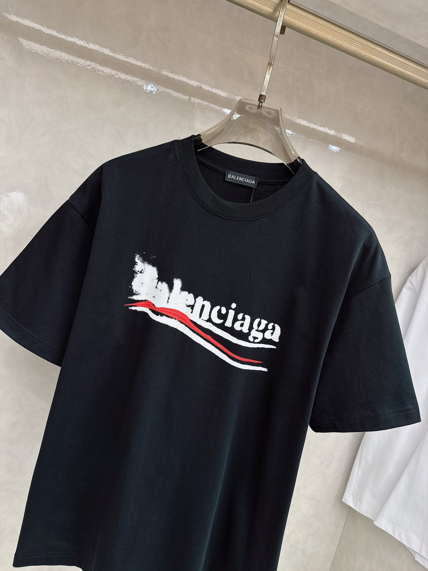 巴黎世家 2026春夏新款首发专柜最新款短袖圆领T恤 高端订制 设计前卫时尚！品牌logo重工艺设计 高