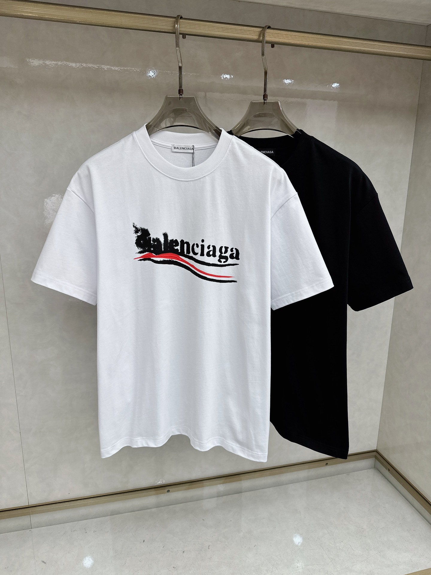 巴黎世家 2026春夏新款首发专柜最新款短袖圆领T恤 高端订制 设计前卫时尚！品牌logo重工艺设计 高