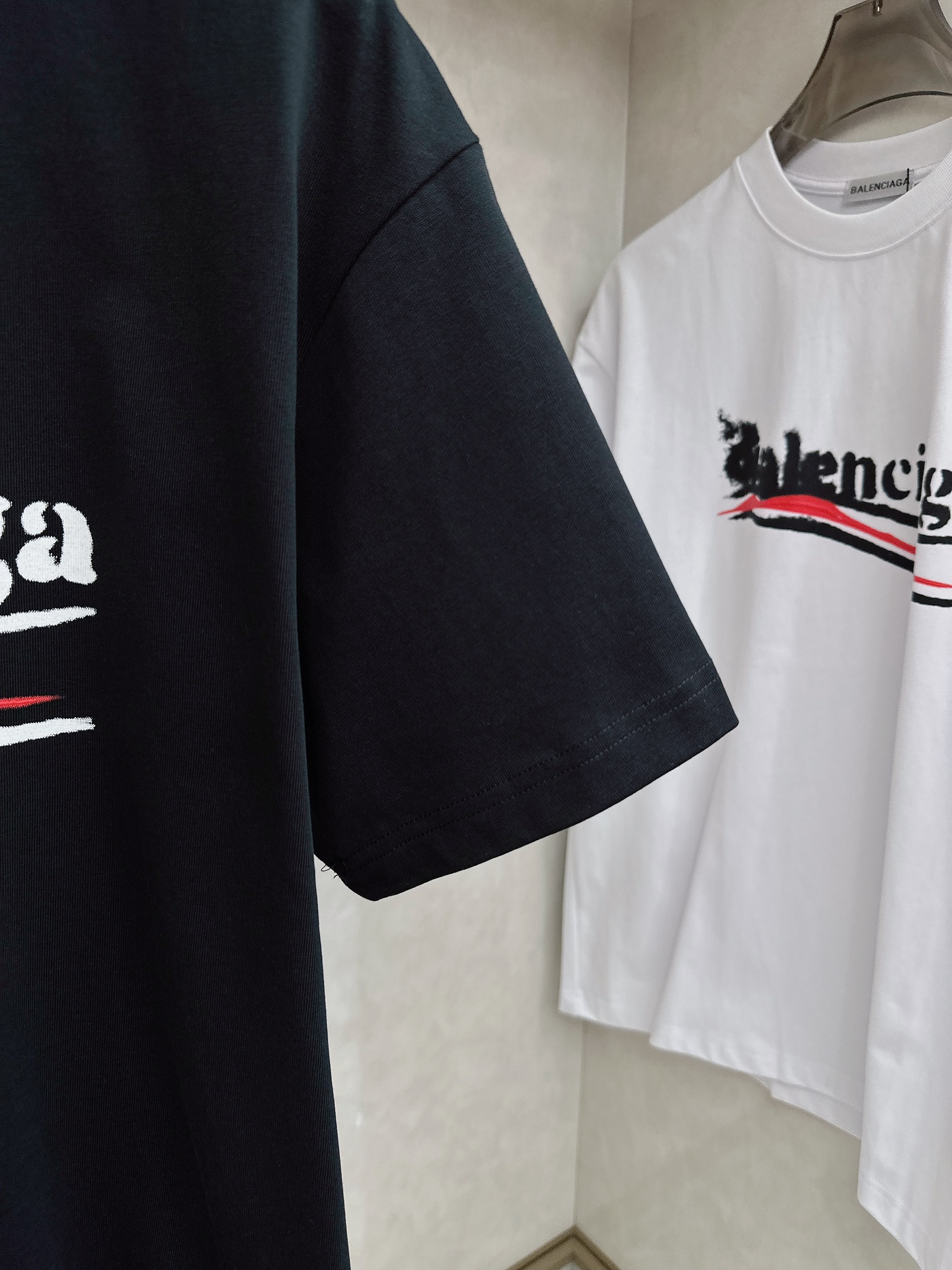 巴黎世家 2026春夏新款首发专柜最新款短袖圆领T恤 高端订制 设计前卫时尚！品牌logo重工艺设计 高