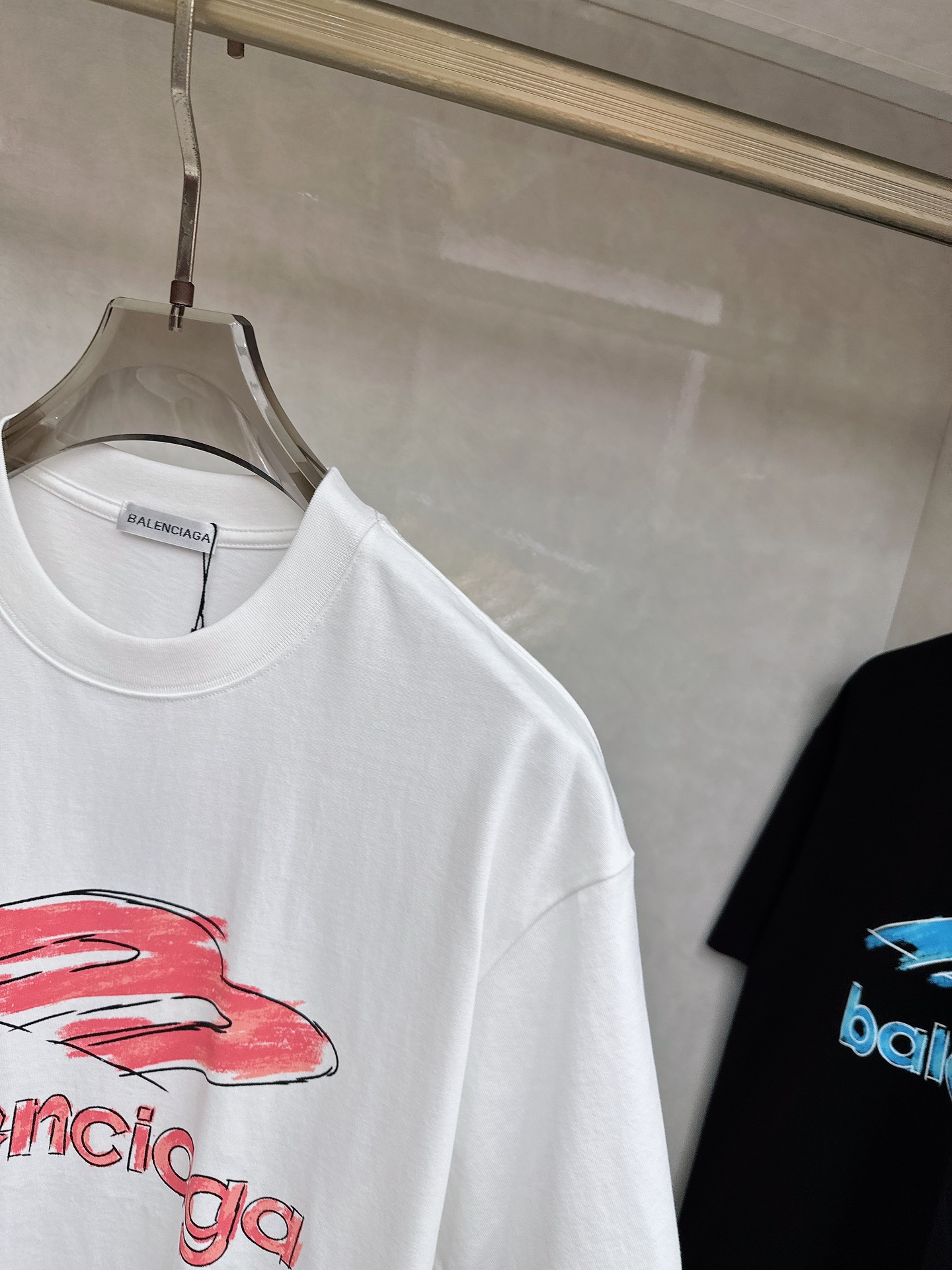 巴黎世家 2026春夏新款首发专柜最新款短袖圆领T恤 高端订制 设计前卫时尚！品牌logo重工艺设计 高